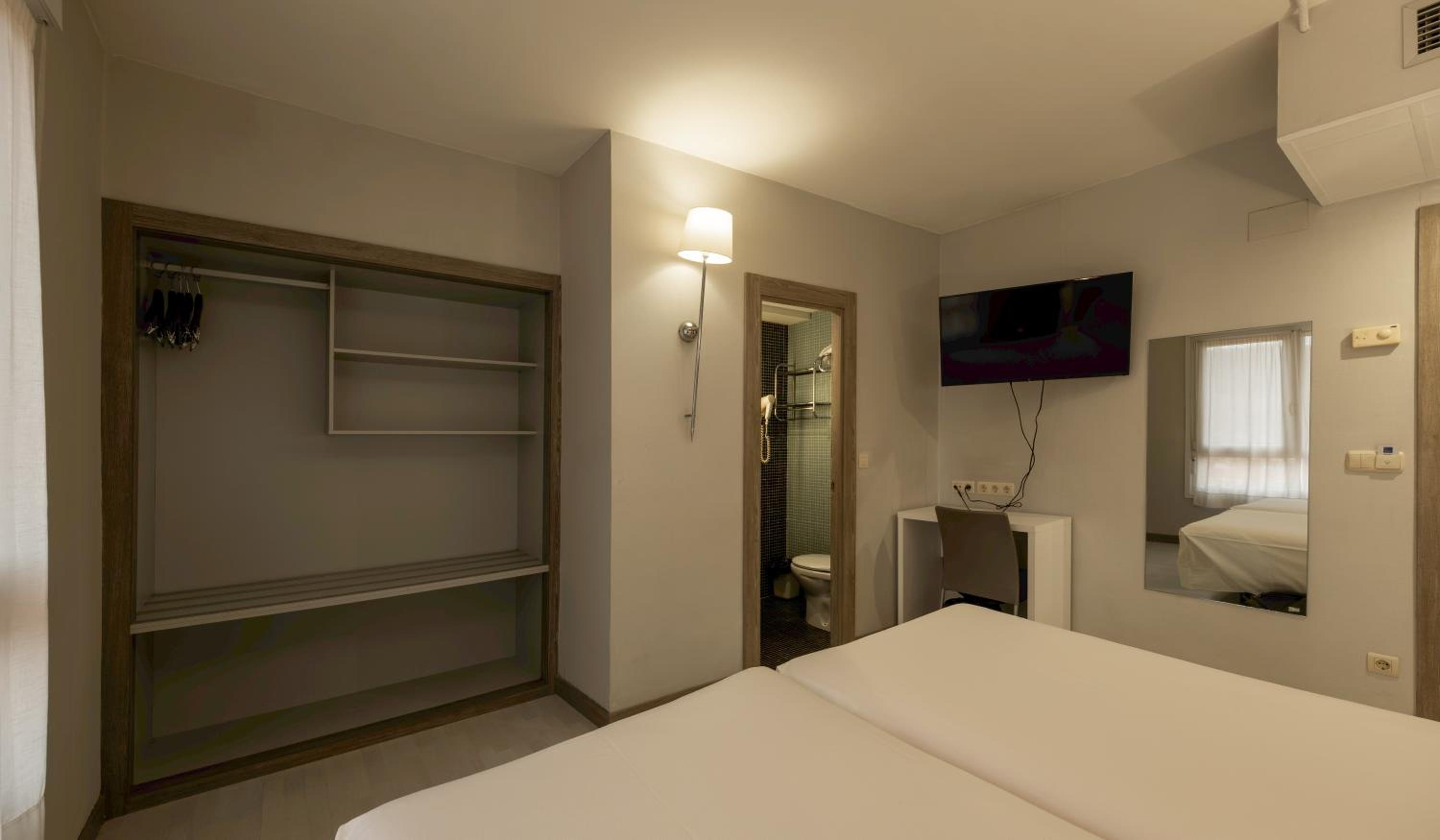 Double or Twin Room - Photo 2