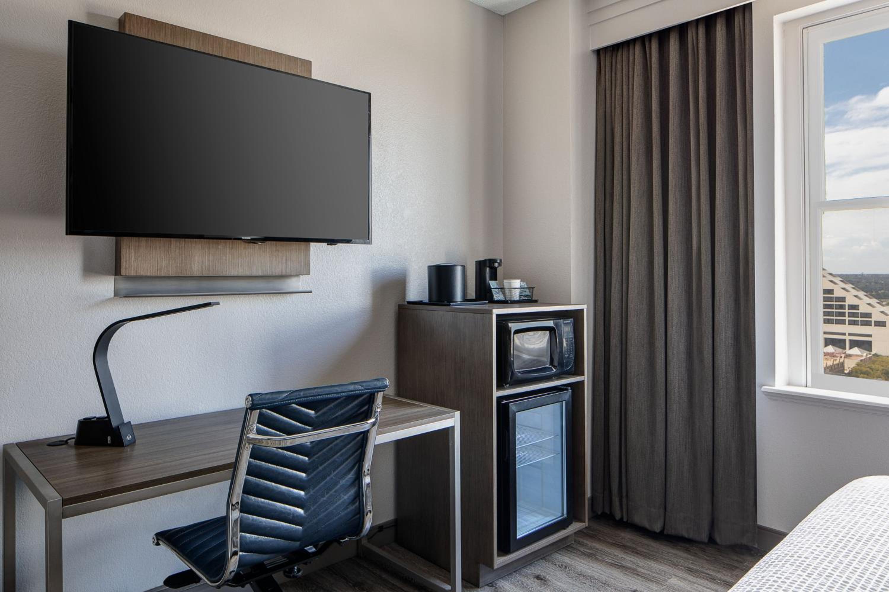 Queen Room with Two Queen Beds and Adapted Tub - Mobility and Hearing Accessible - Photo 6