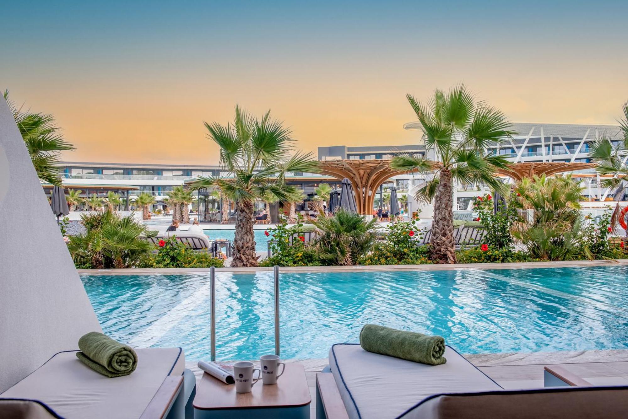 Deluxe Double Pool or Sea View with Individual Pool - Photo 5