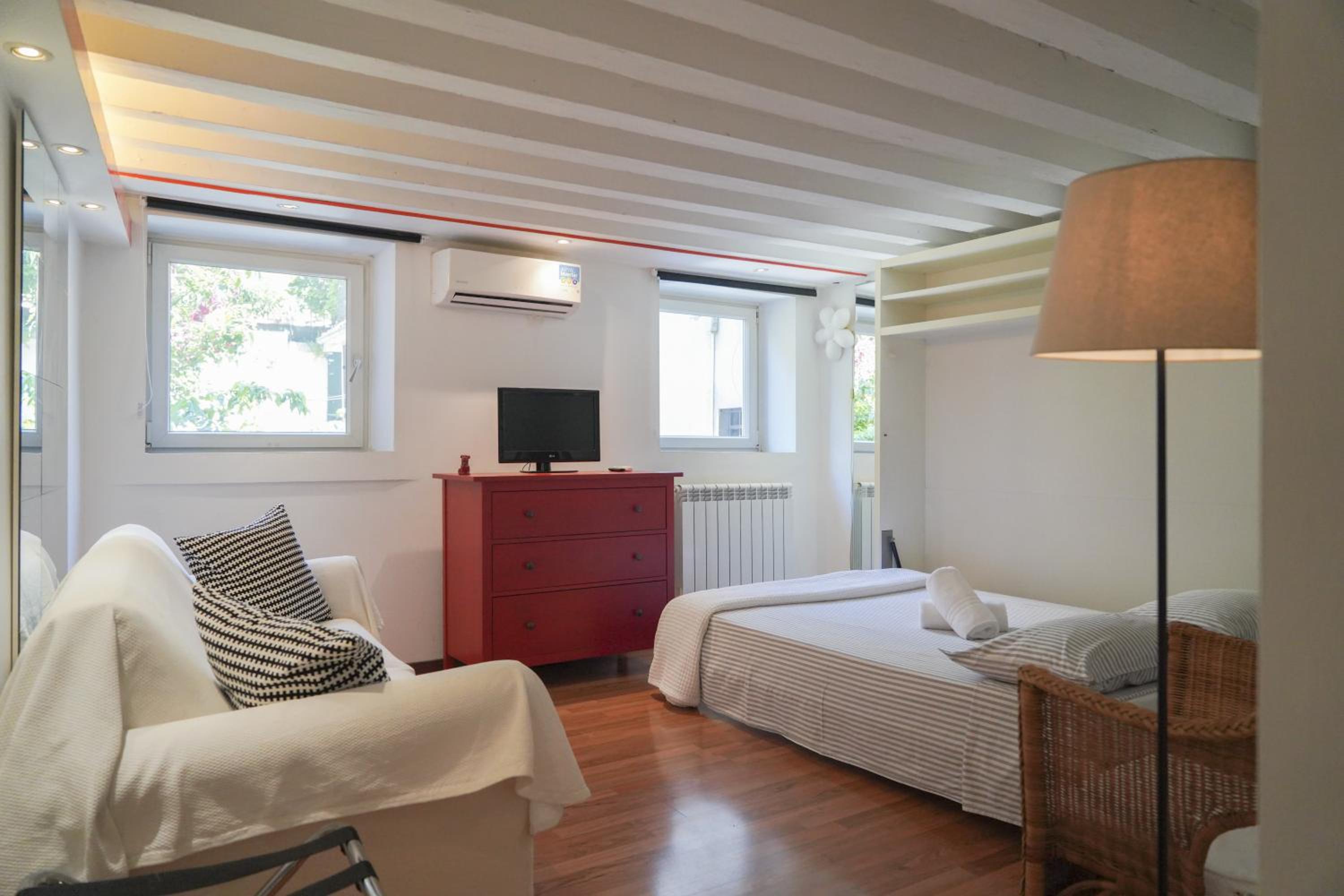 One-Bedroom Apartment photo 1