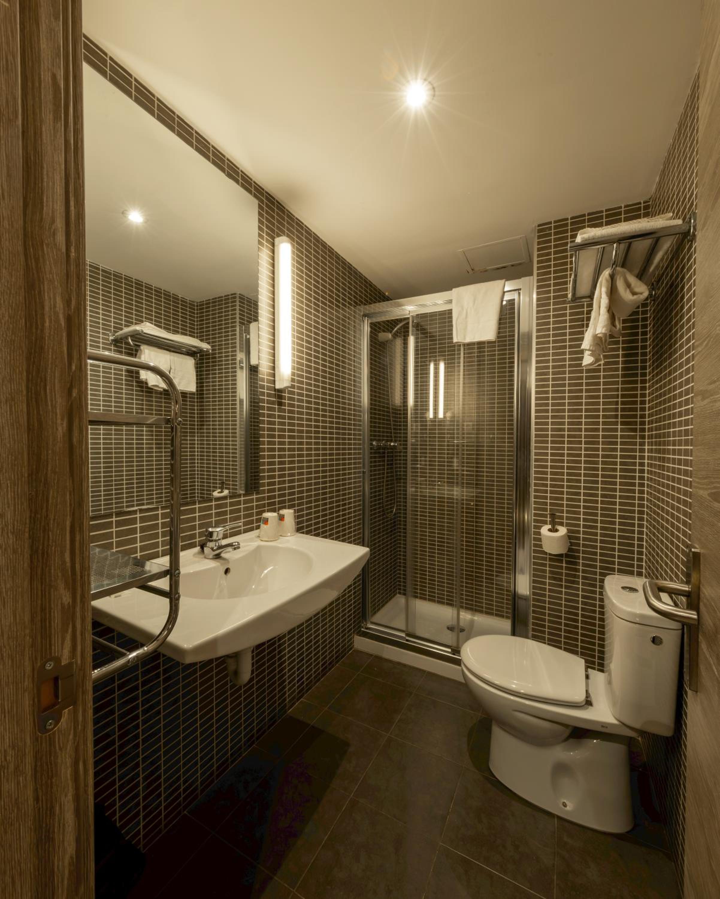 Double or Twin Room - Photo 10