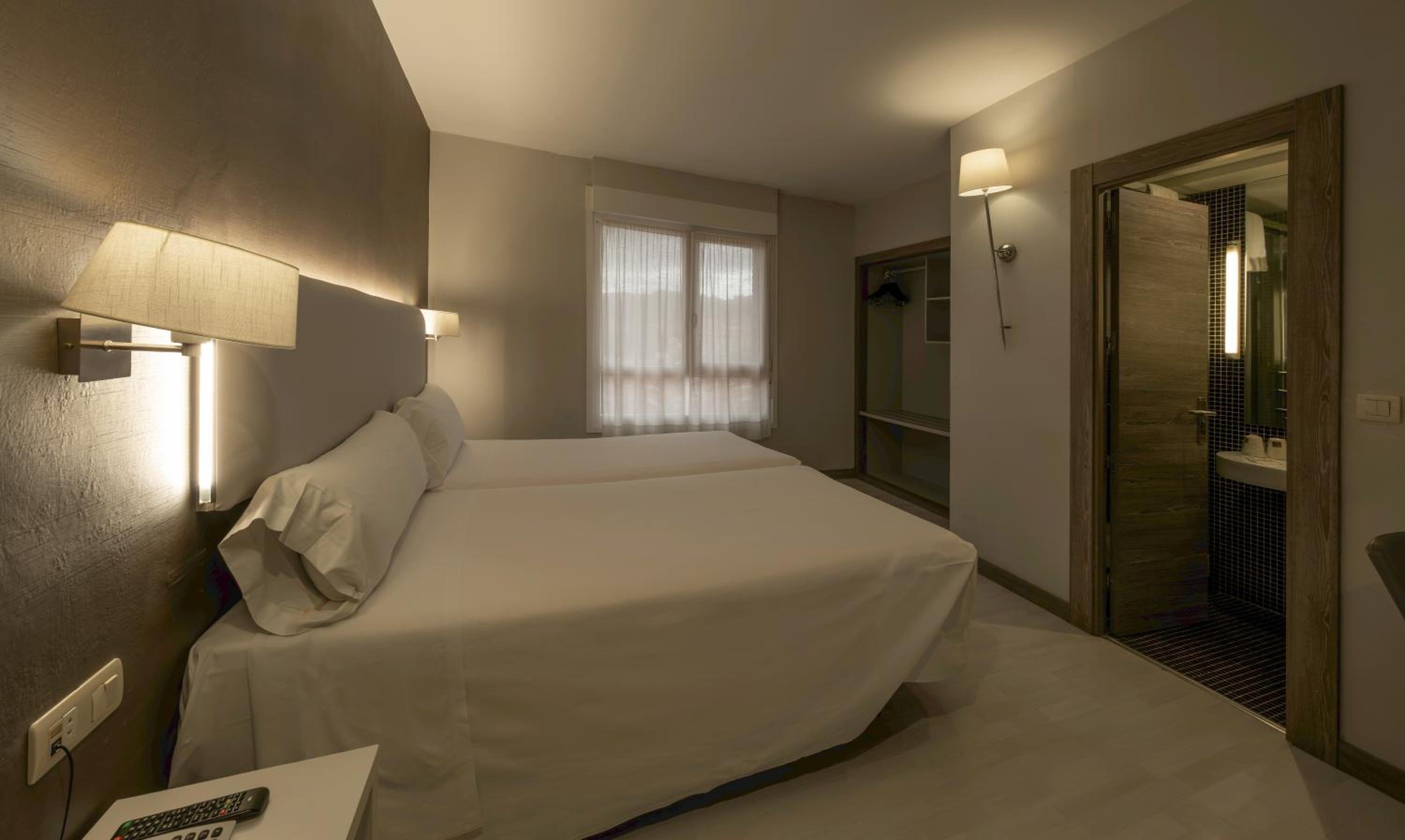 Double or Twin Room - Photo 9