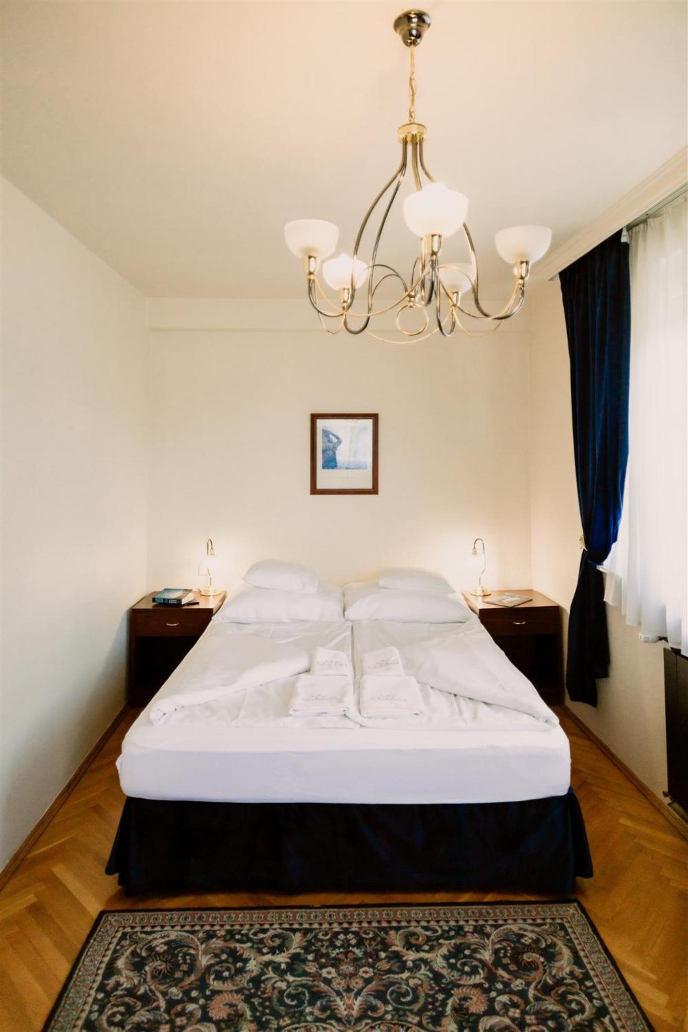 Deluxe Double or Twin Room with City View - Photo 2
