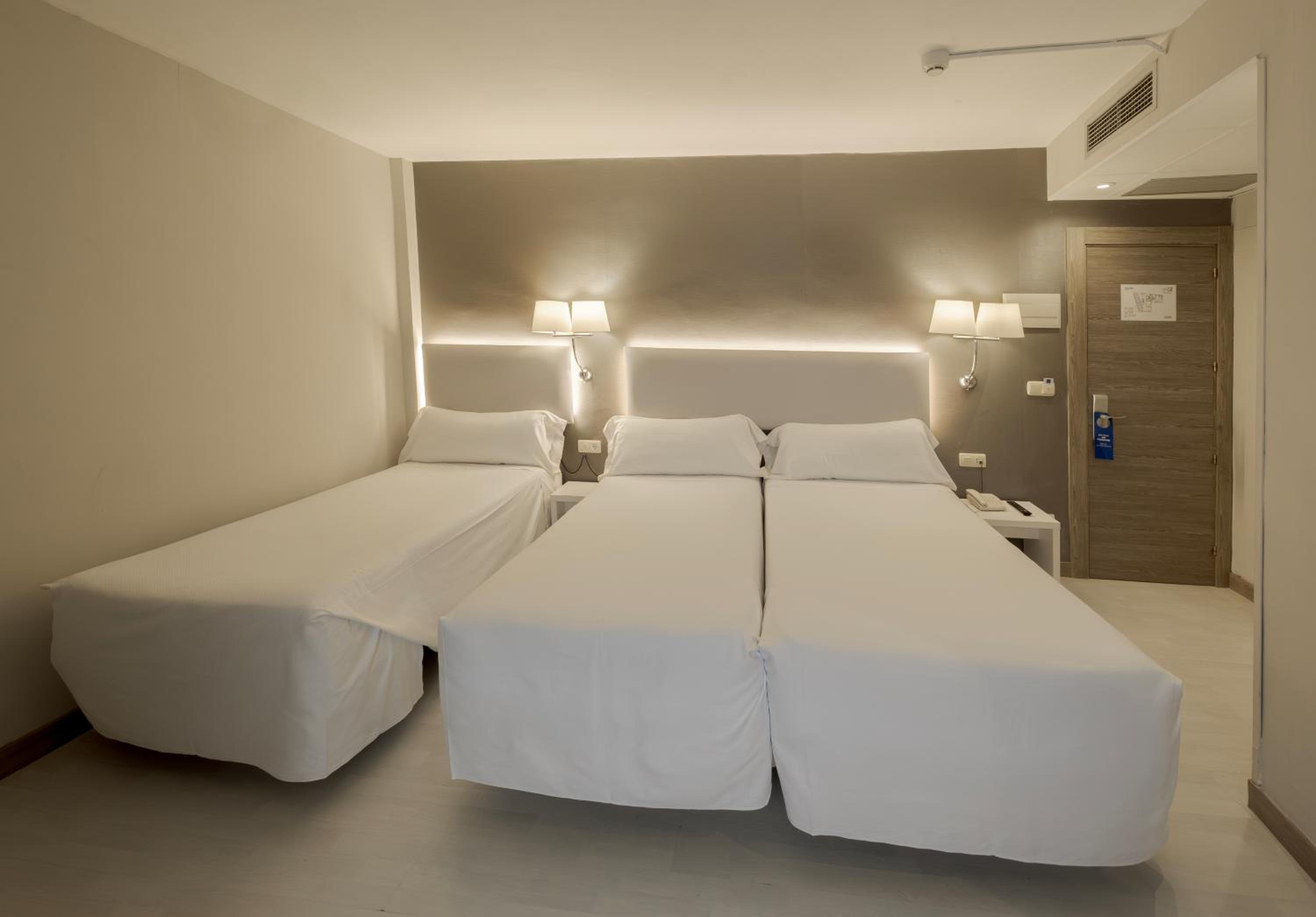 Double or Twin Room - Photo 12