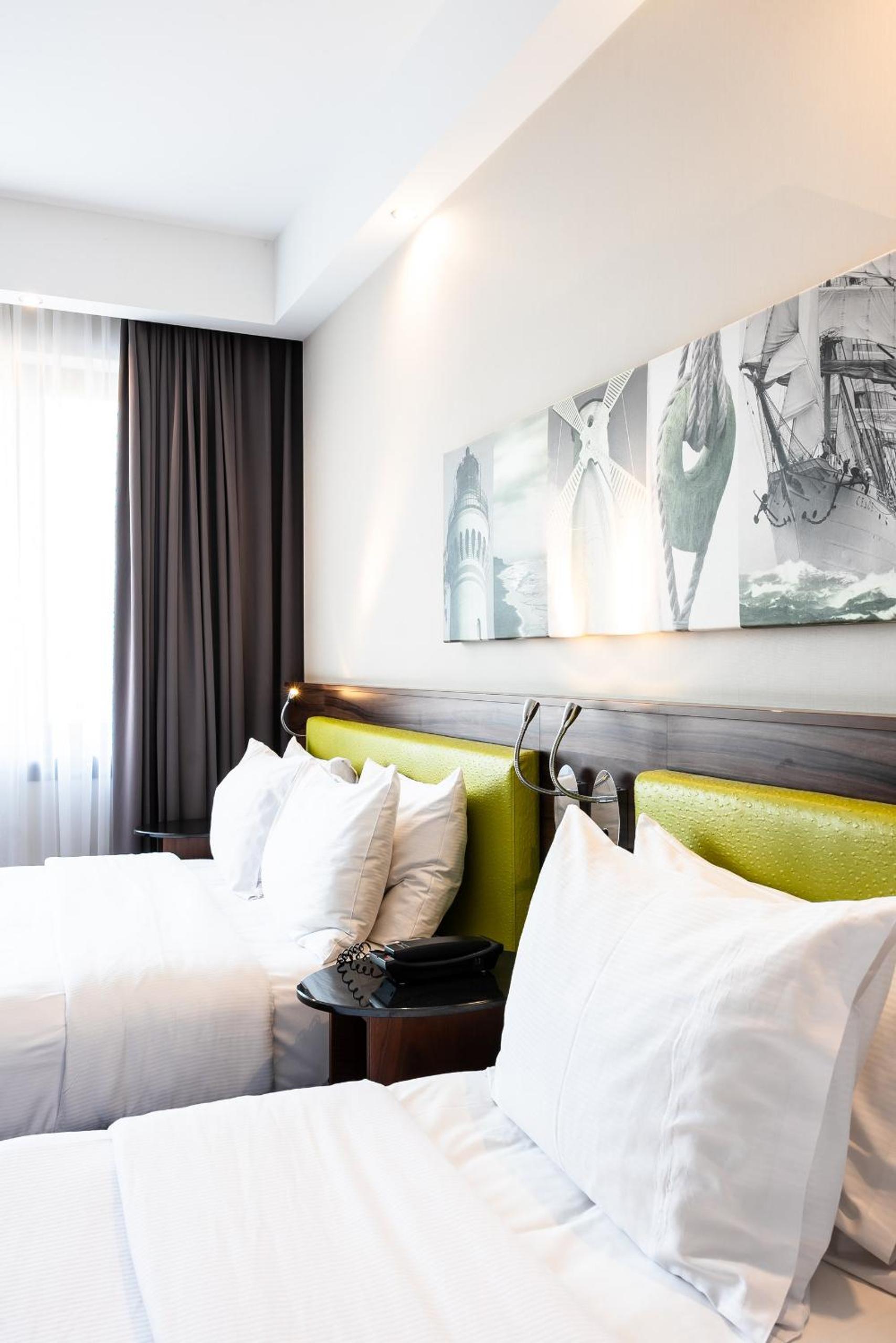 Queen Room with Two Queen Beds - Photo 2