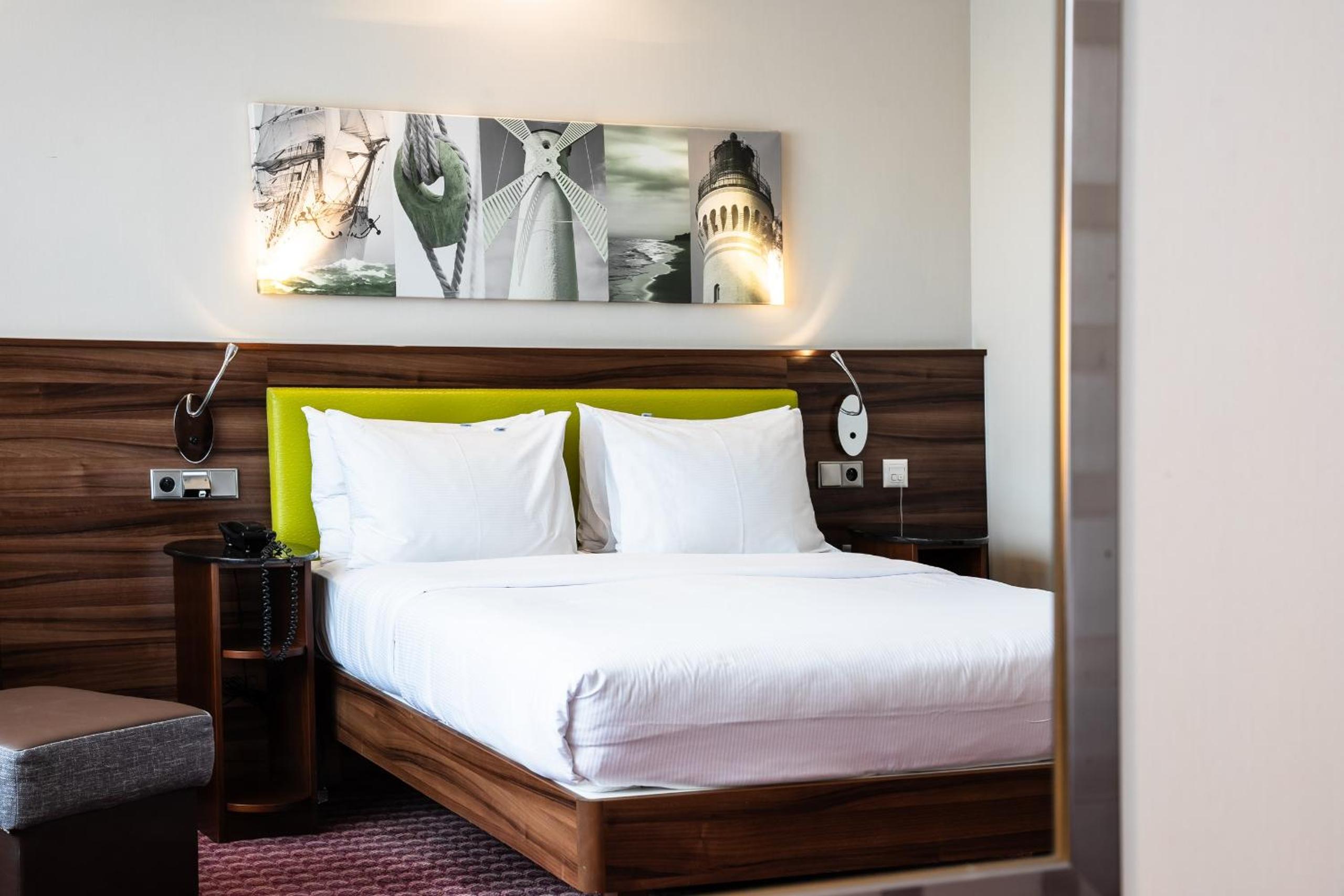 Queen Room - Accessible - Photo 1