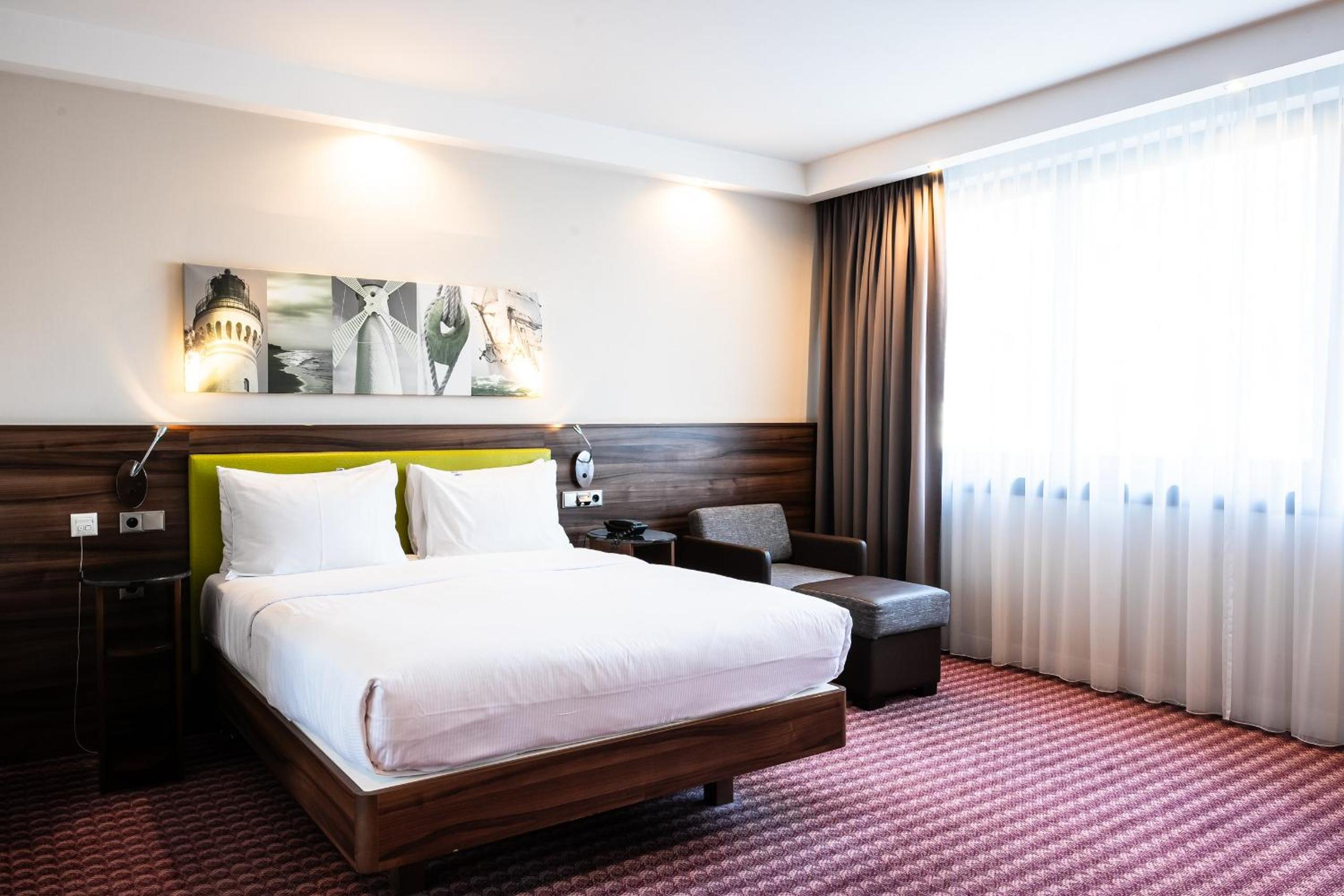 Queen Room - Accessible - Photo 4