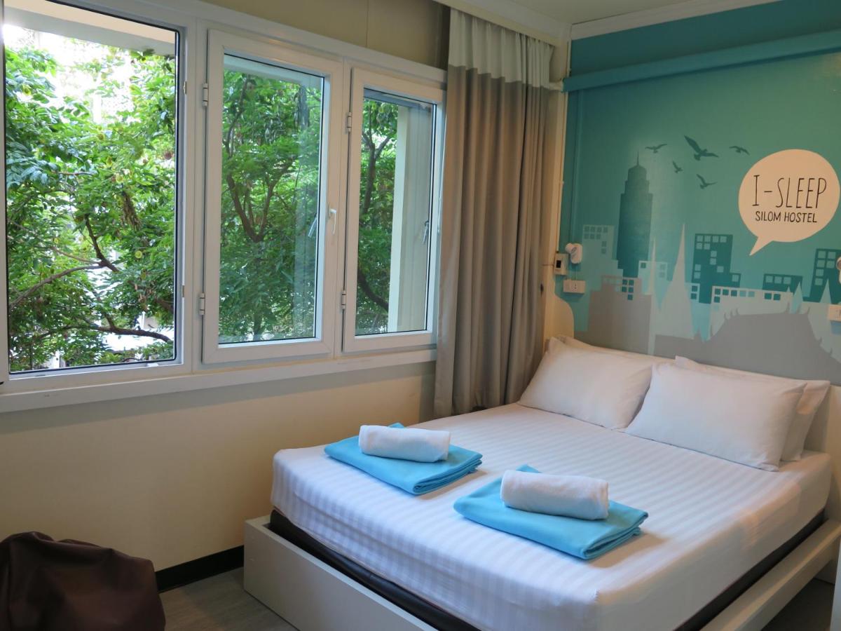 Queen Room with Shared Bathroom photo 3