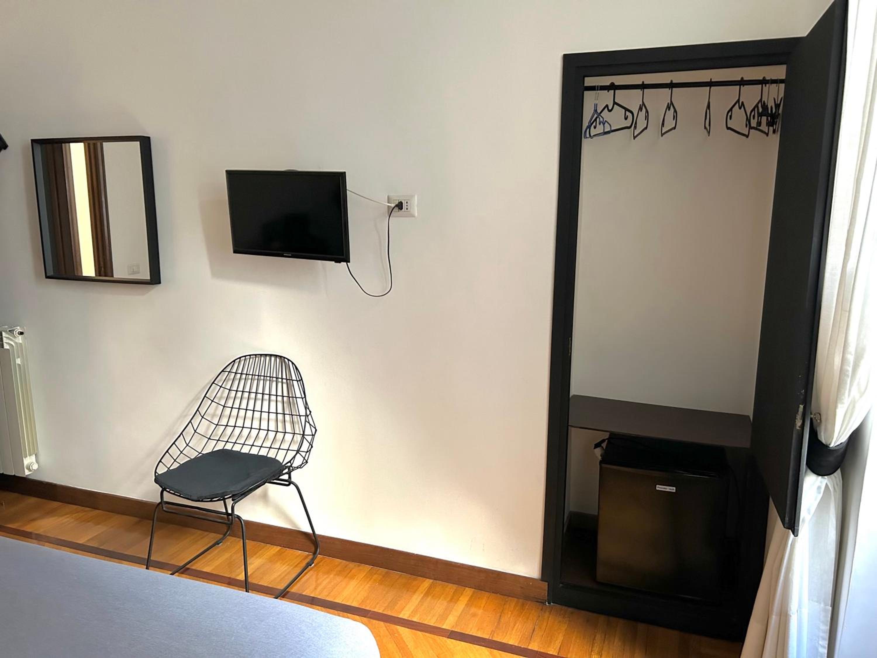 Double Room with Shared Bathroom photo 2