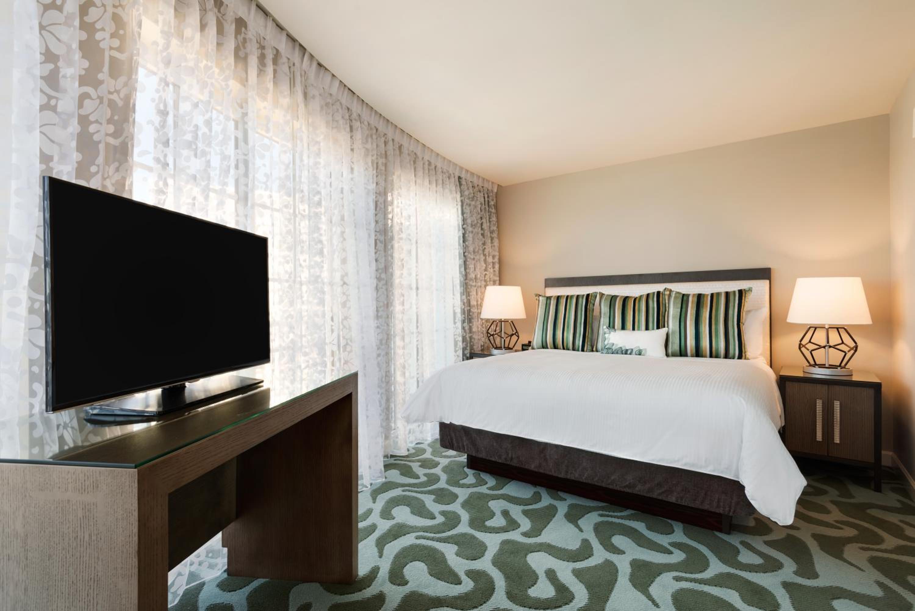 King Room with Roll-in Shower - Mobility Access/Non-Smoking