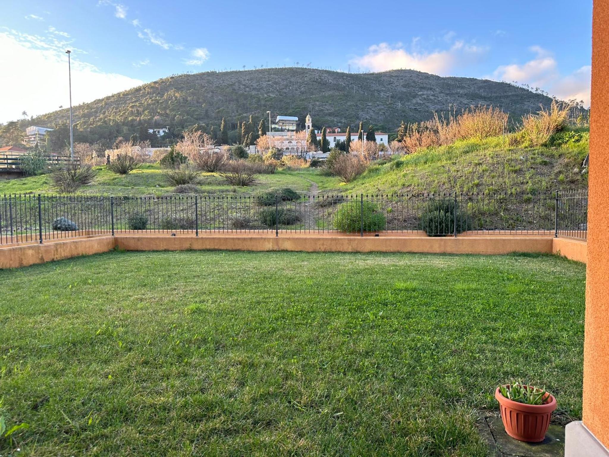 Deluxe Three-Bedroom Apartment with Garden View photo 2
