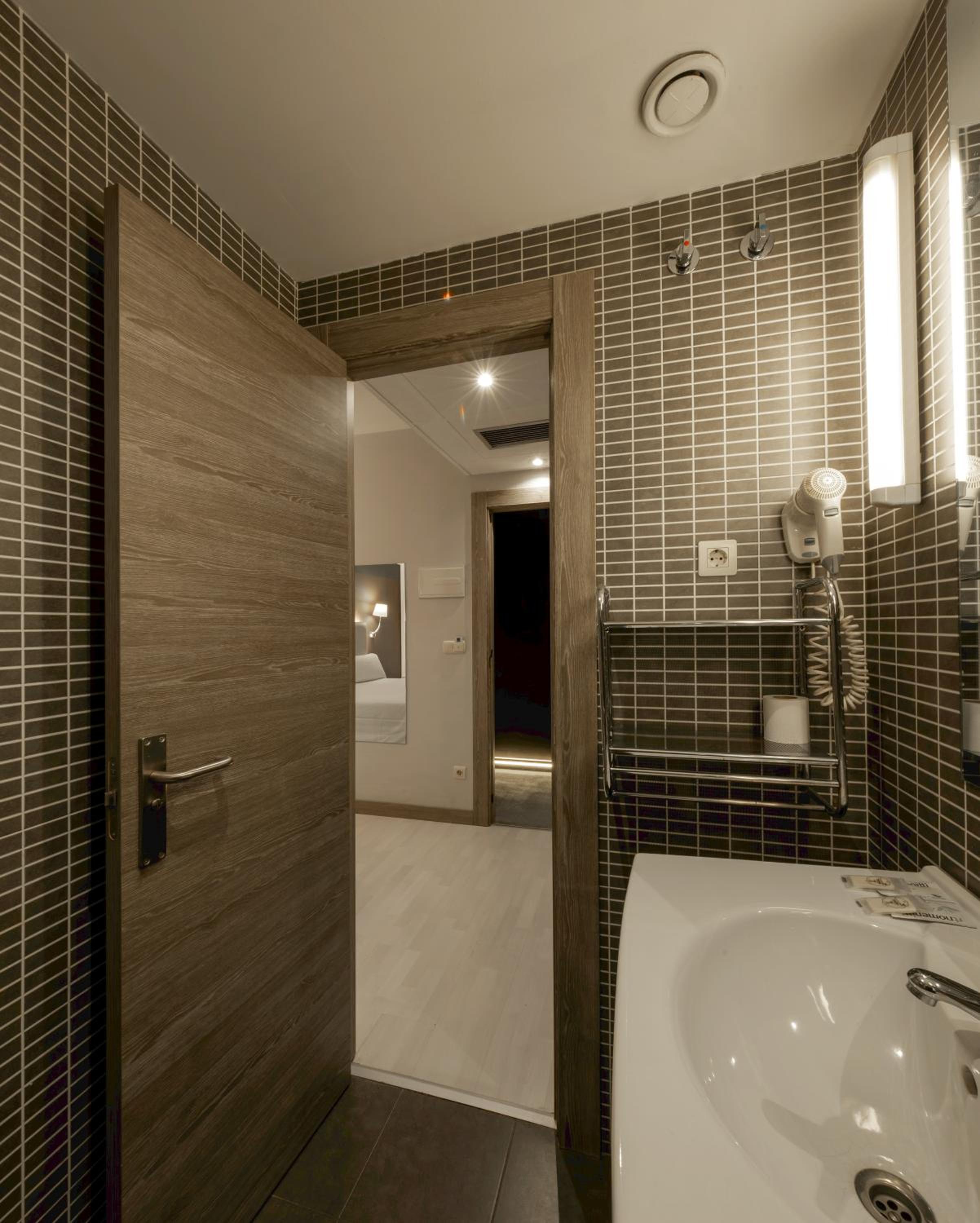Double or Twin Room - Photo 8