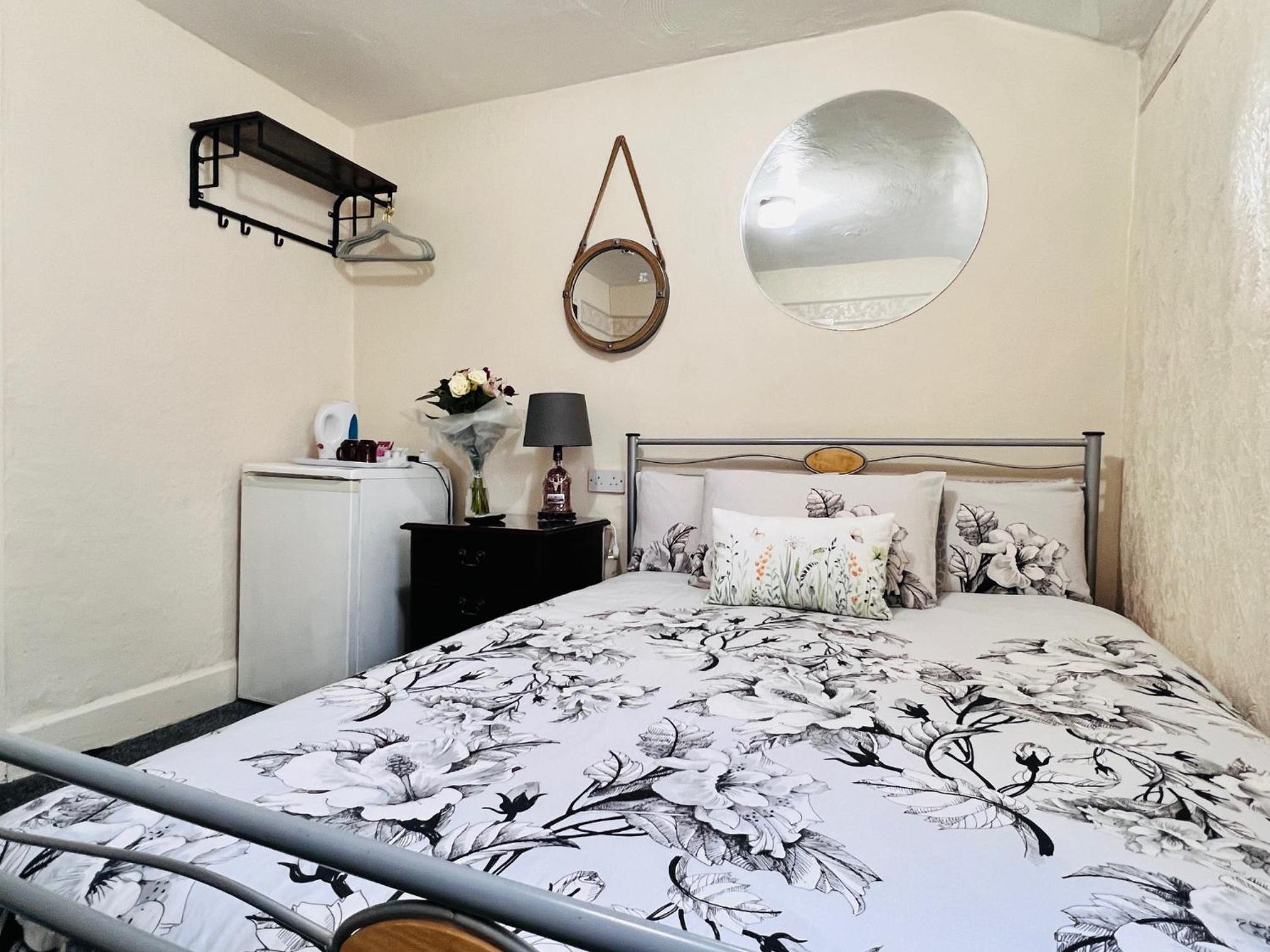 Double Room with Private Bathroom - Photo 4