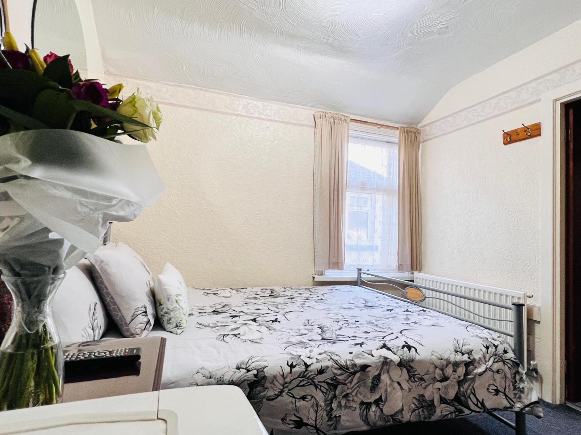 Double Room with Private Bathroom - Photo 5