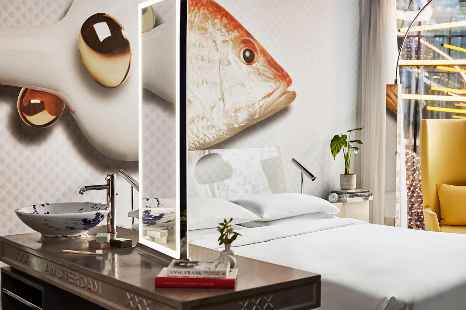 Queen Room with Atrium View thumbnail 6