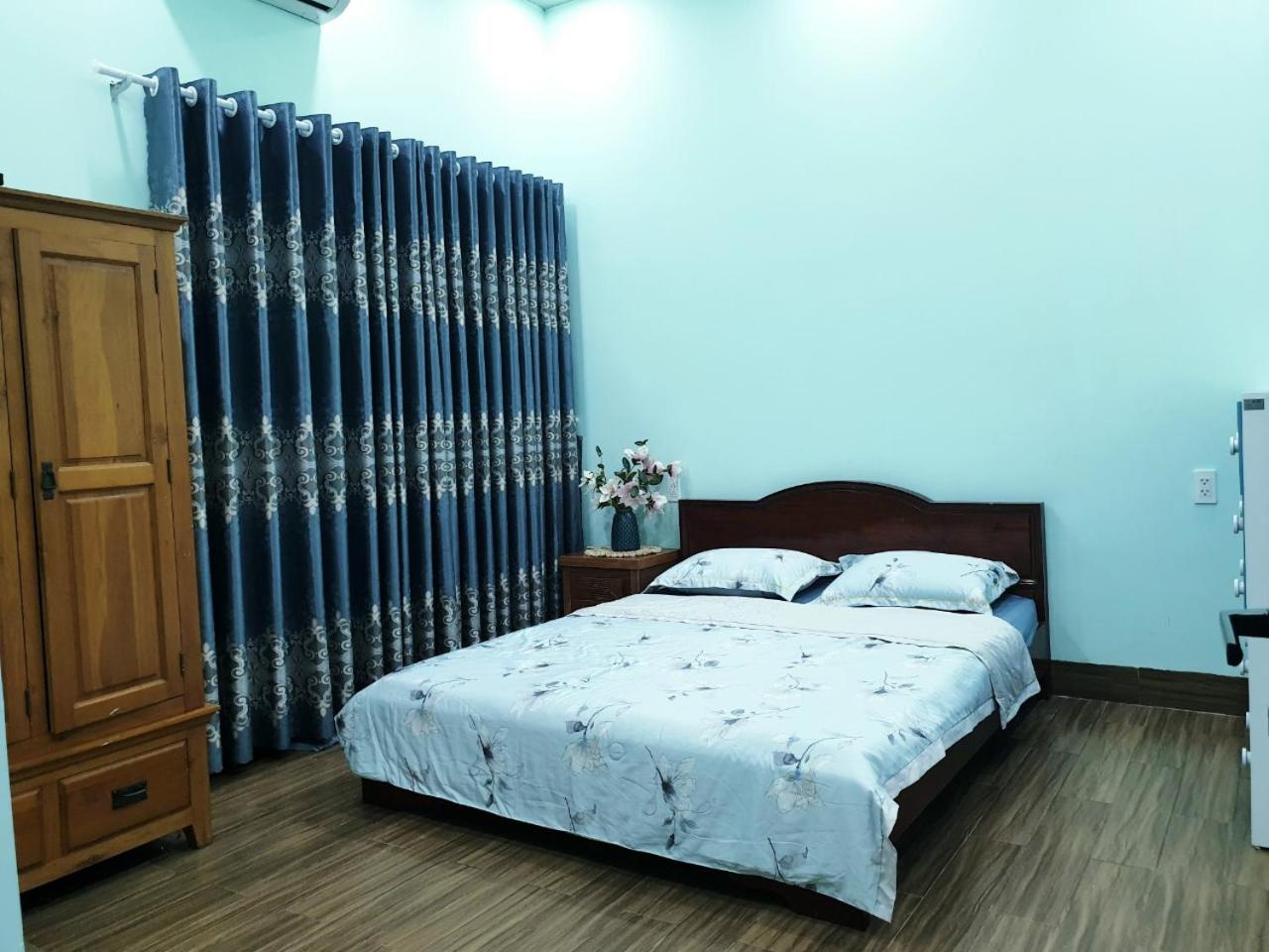 Five-Bedroom House photo 1