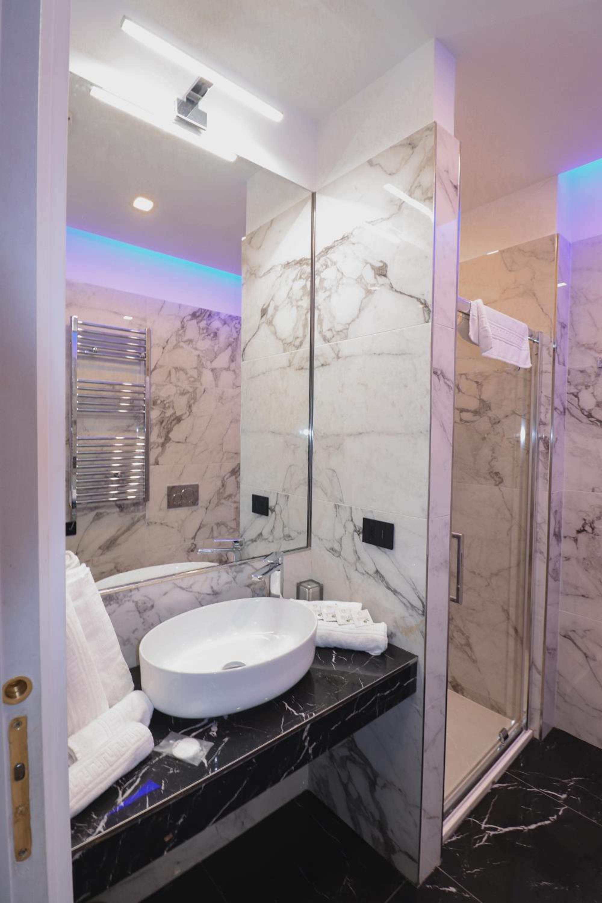 Triple Room with Balcony - Photo 14