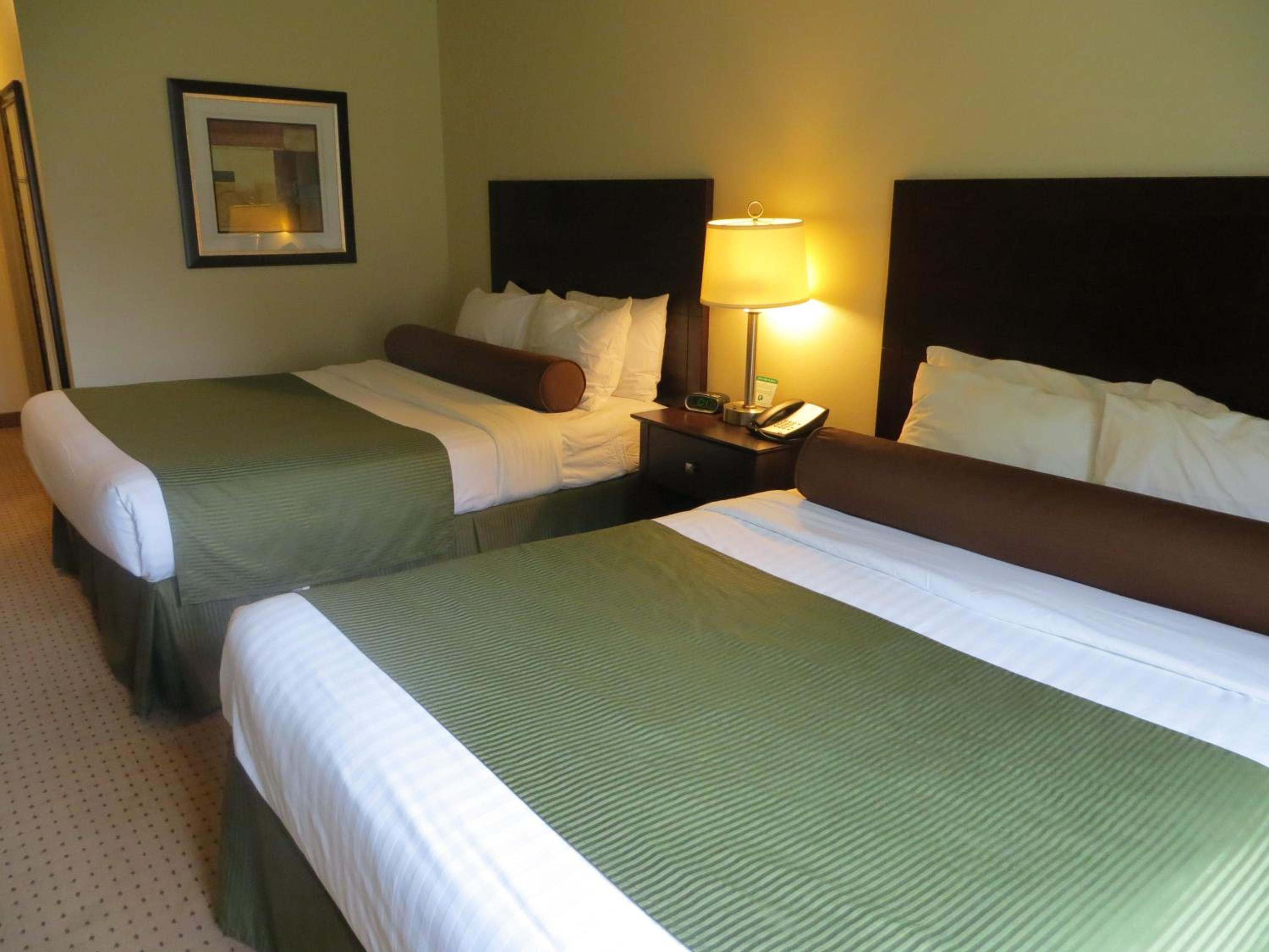 Queen Room with Two Queen Beds - Photo 2
