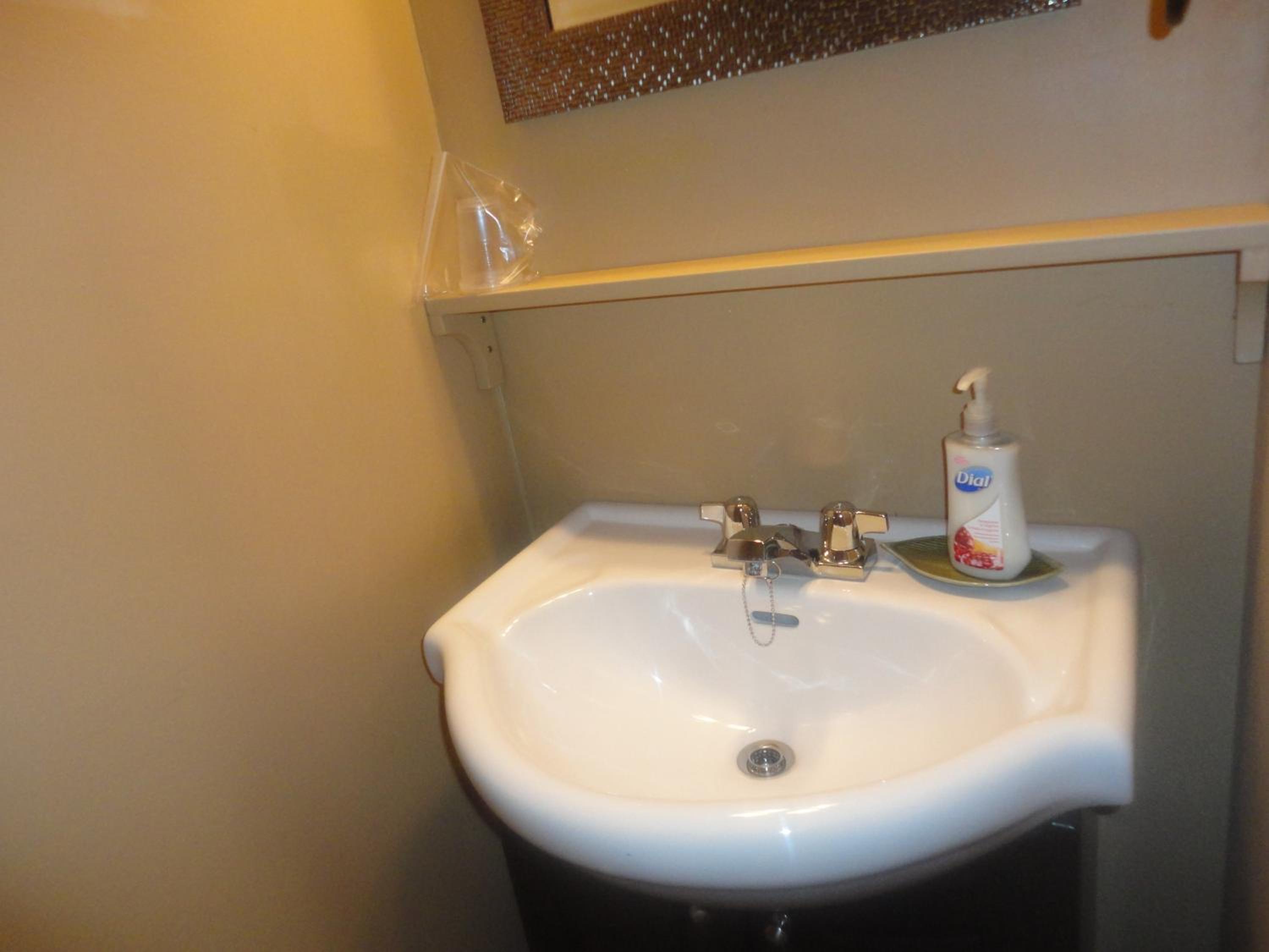Queen Room with Shared Bathroom photo 3
