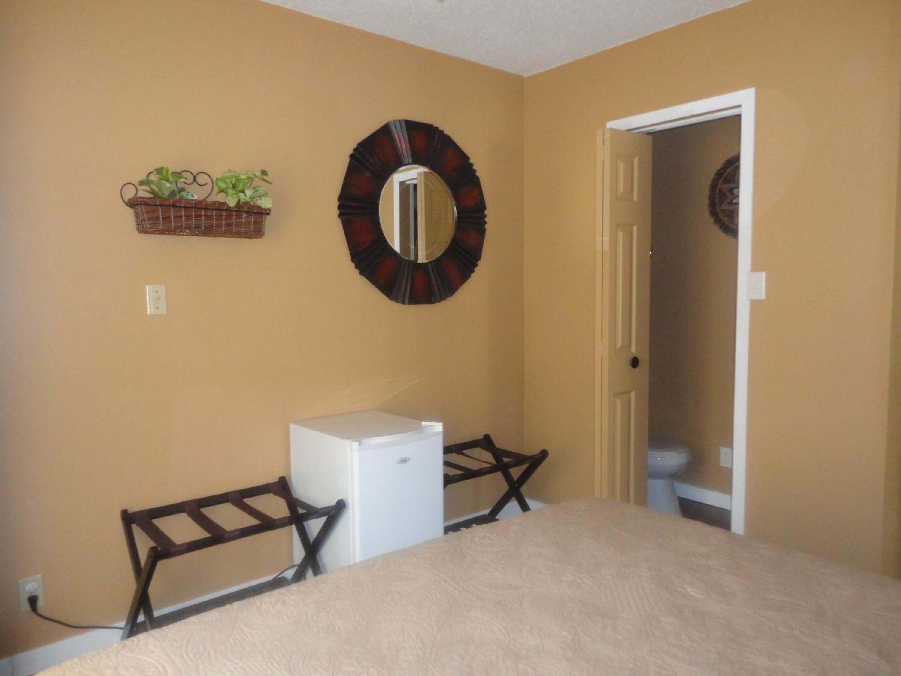 Queen Room with Shared Bathroom photo 1