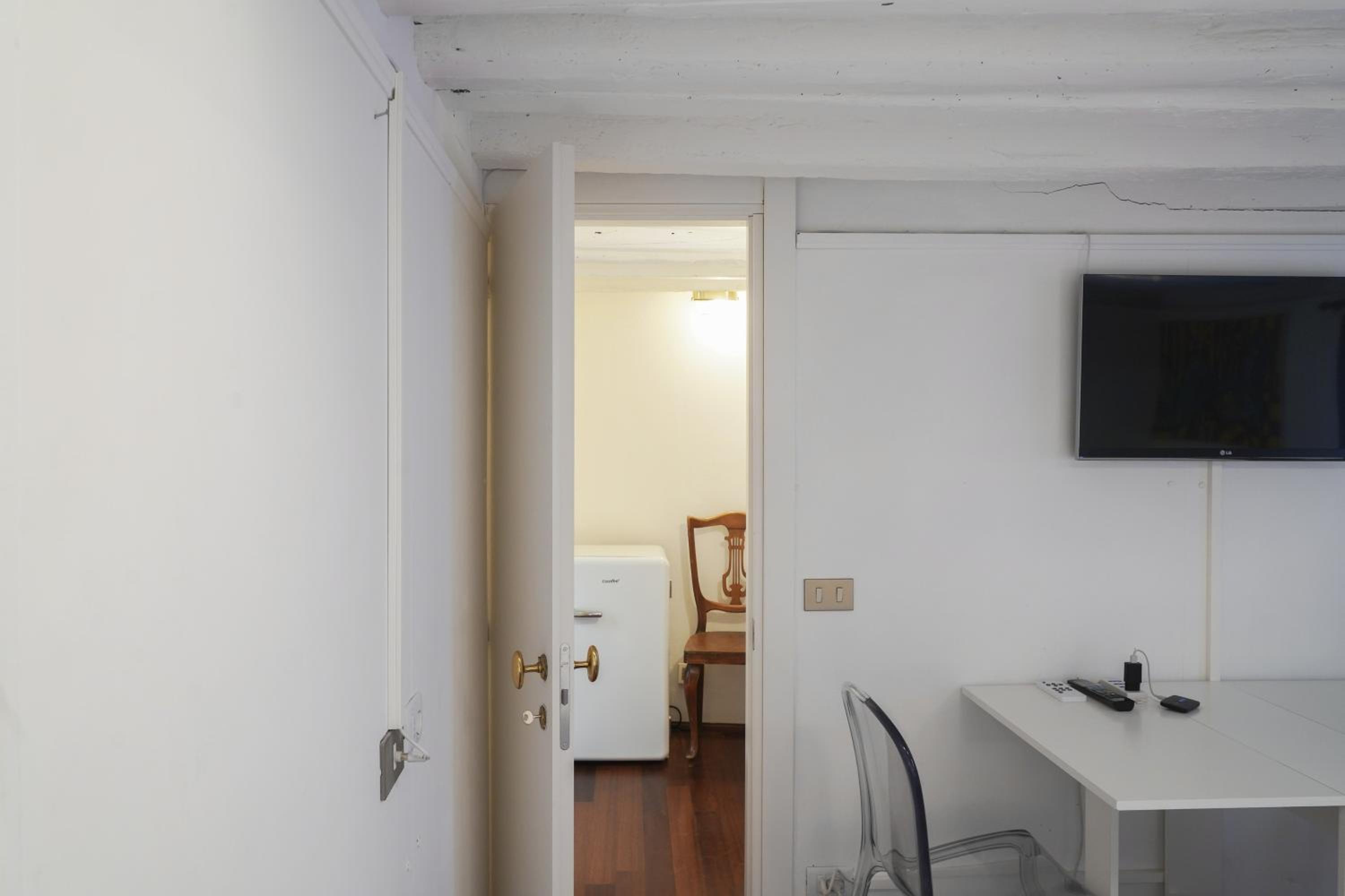 One-Bedroom Apartment photo 3
