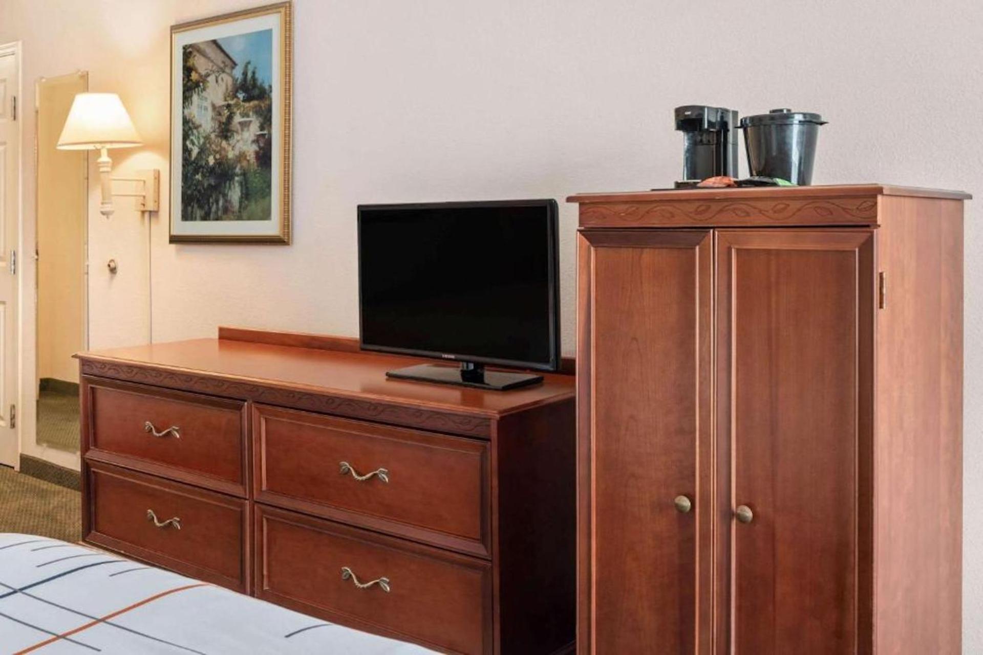 Queen Room with Two Queen Beds and Bath Tub - Mobility Accessible/Non-Smoking - Photo 2