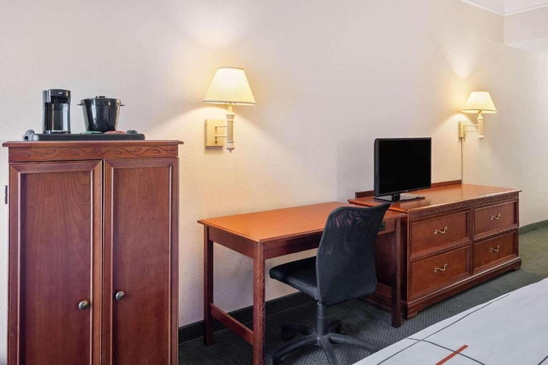 Queen Room with Two Queen Beds and Bath Tub - Mobility Accessible/Non-Smoking - Photo 3