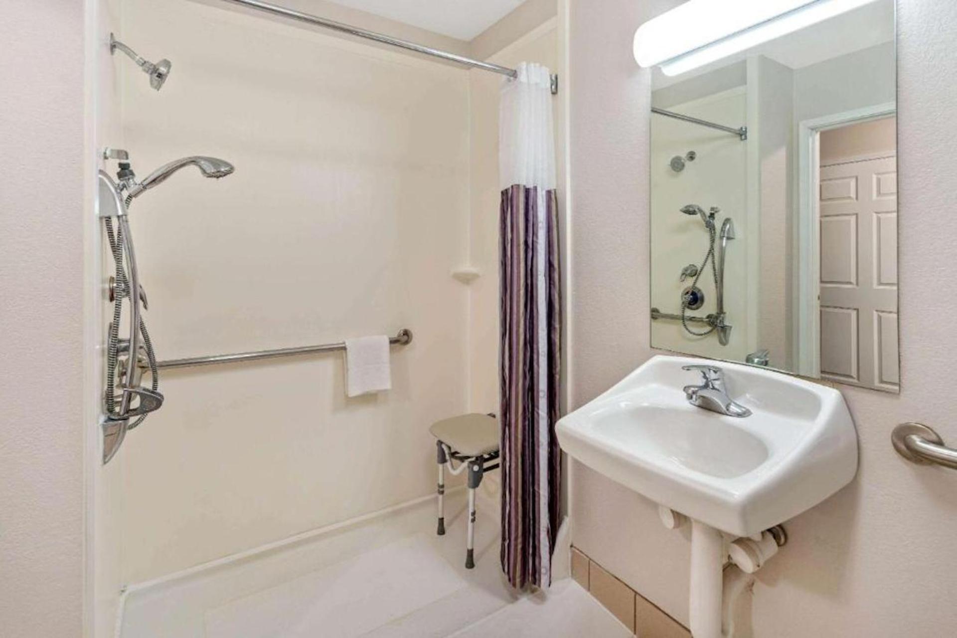 Queen Room with Two Queen Beds and Roll-in Shower - Mobility/Hearing Accessible - Non-Smoking - Photo 6