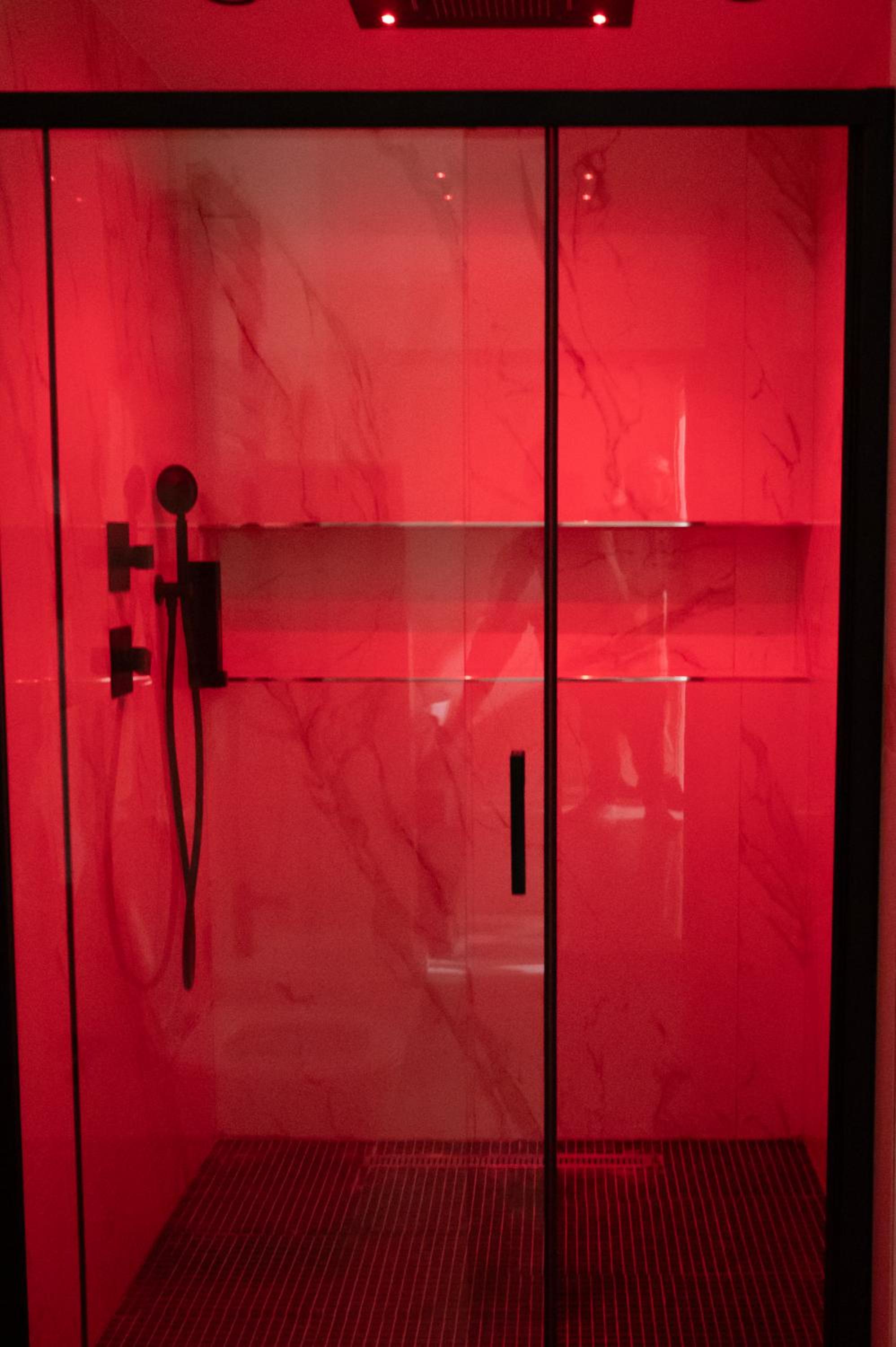 Deluxe Suite with Spa Bath photo 3