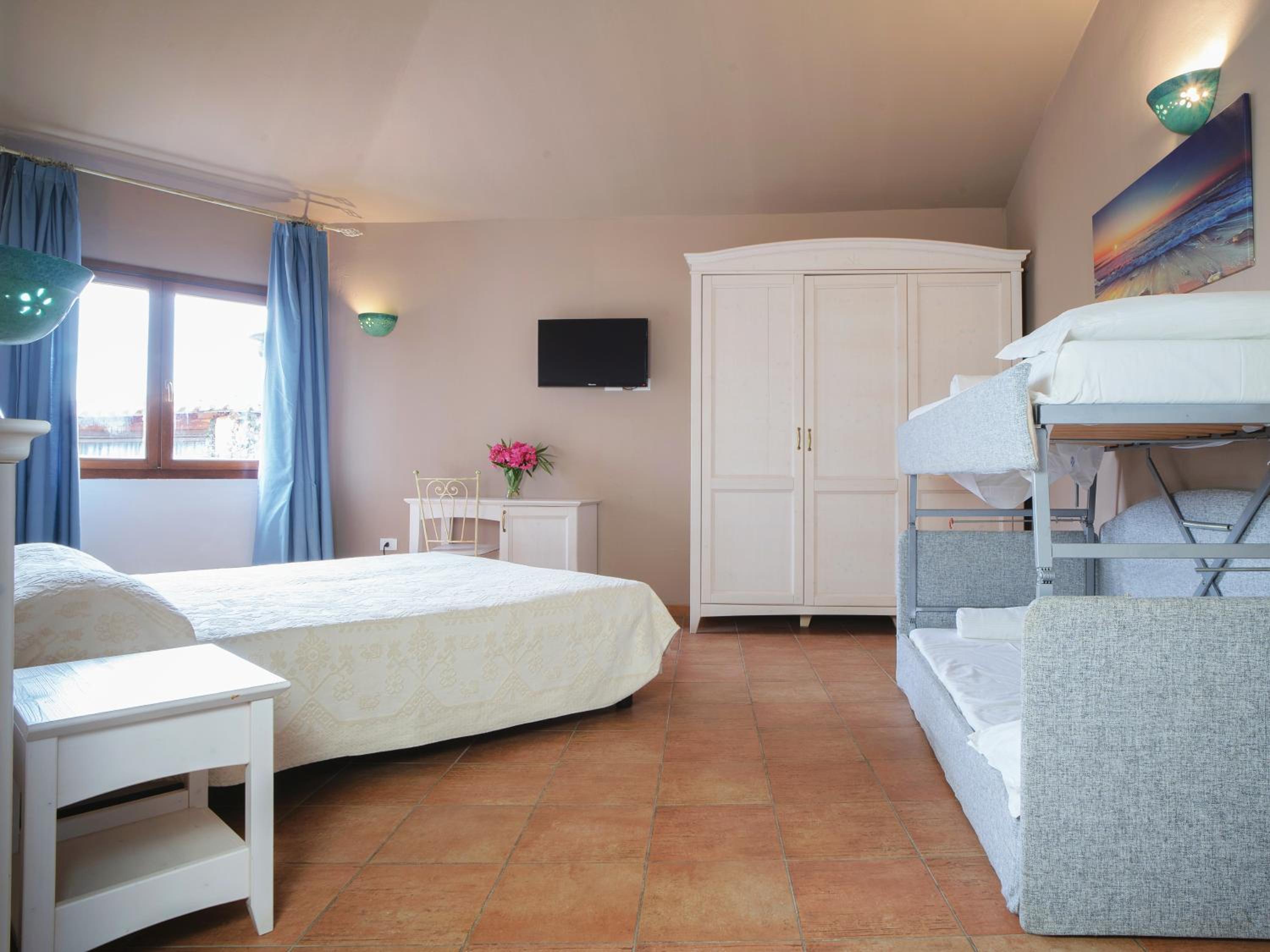 Quadruple Room - Photo 1