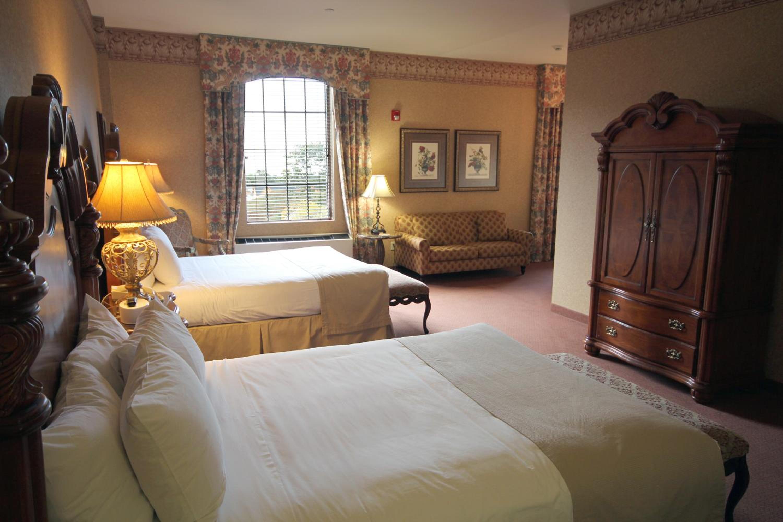 Queen Room with Two Queen Beds photo 2