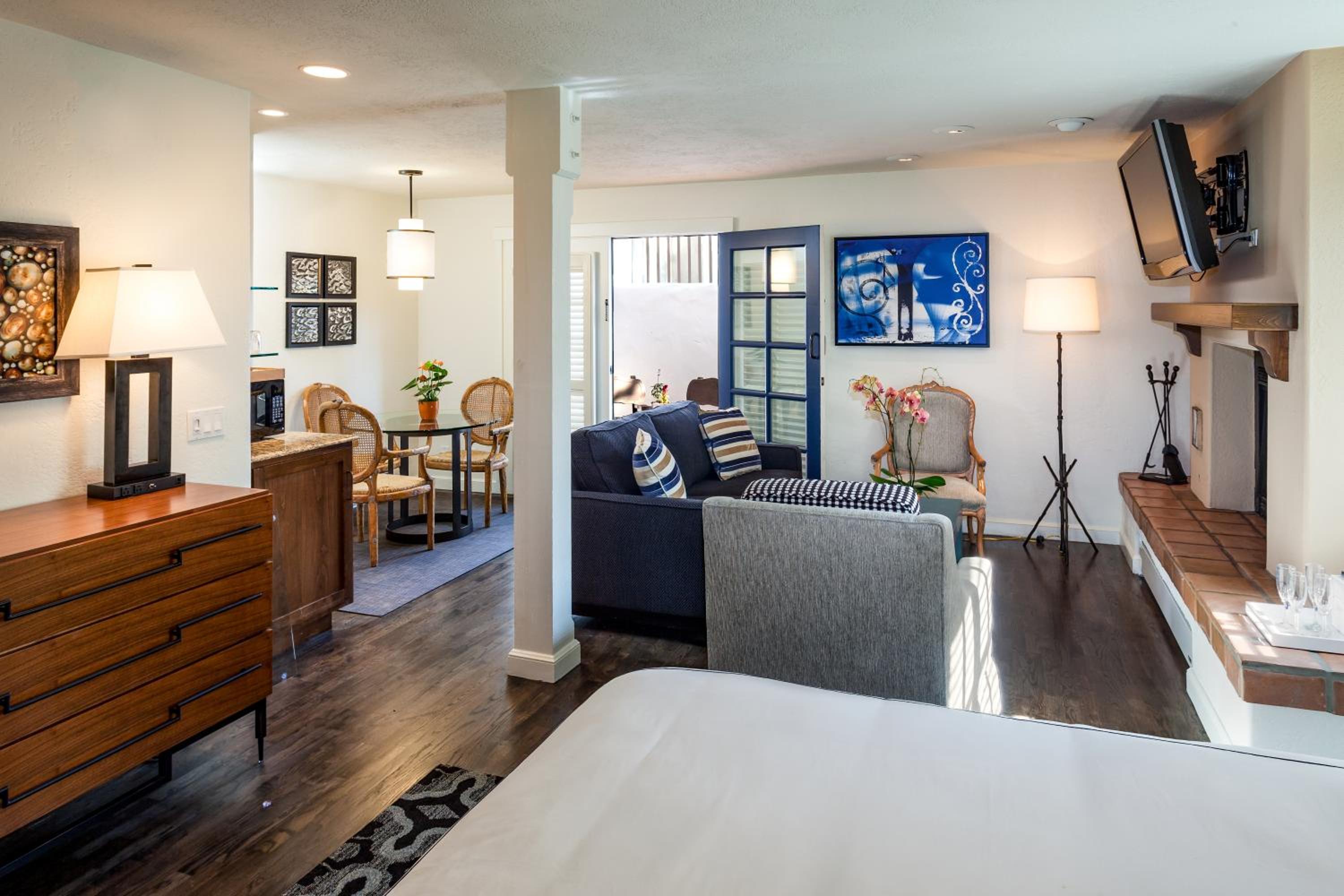 Luxury Junior King Suite - Photo 2