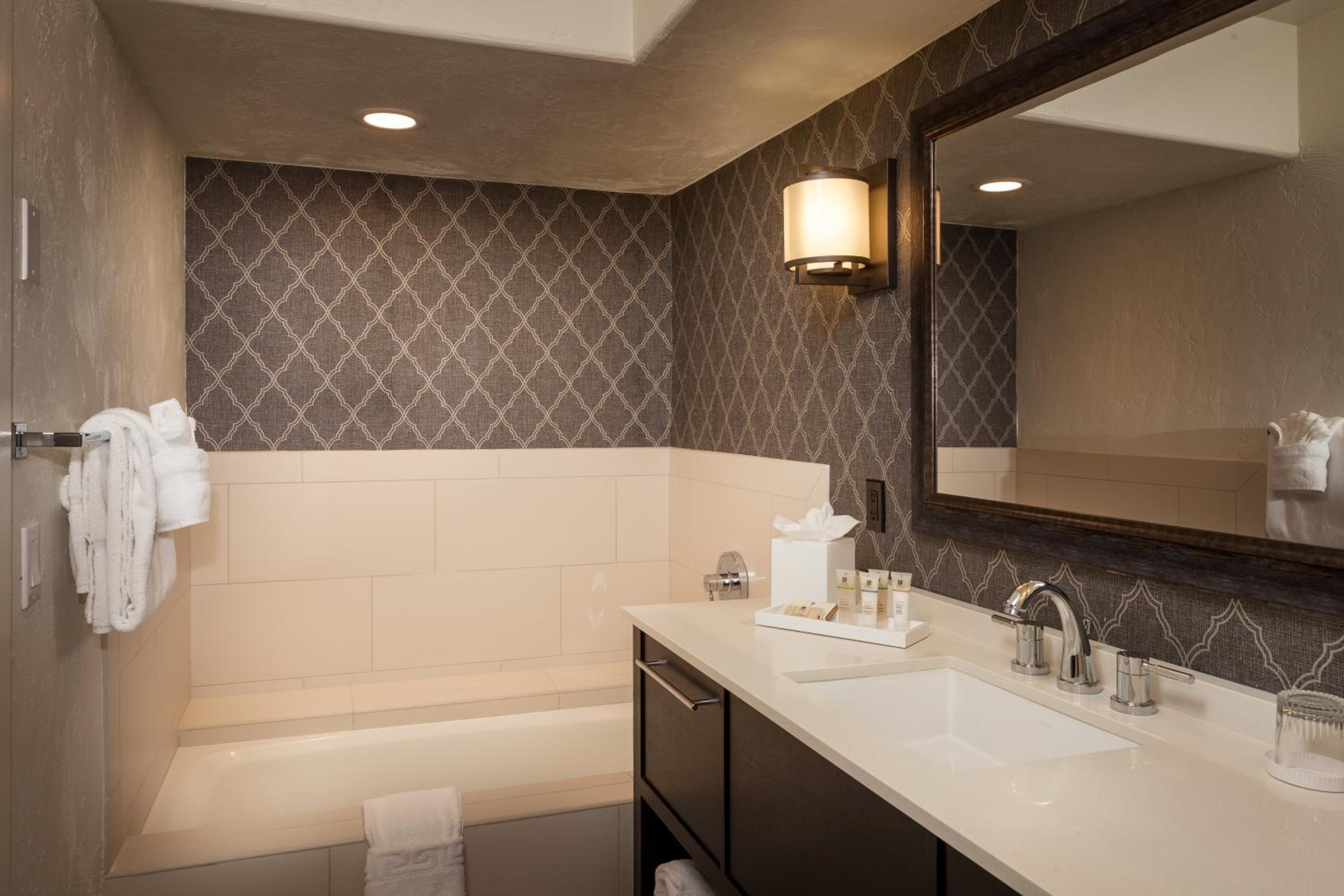 Luxury Junior King Suite - Photo 4