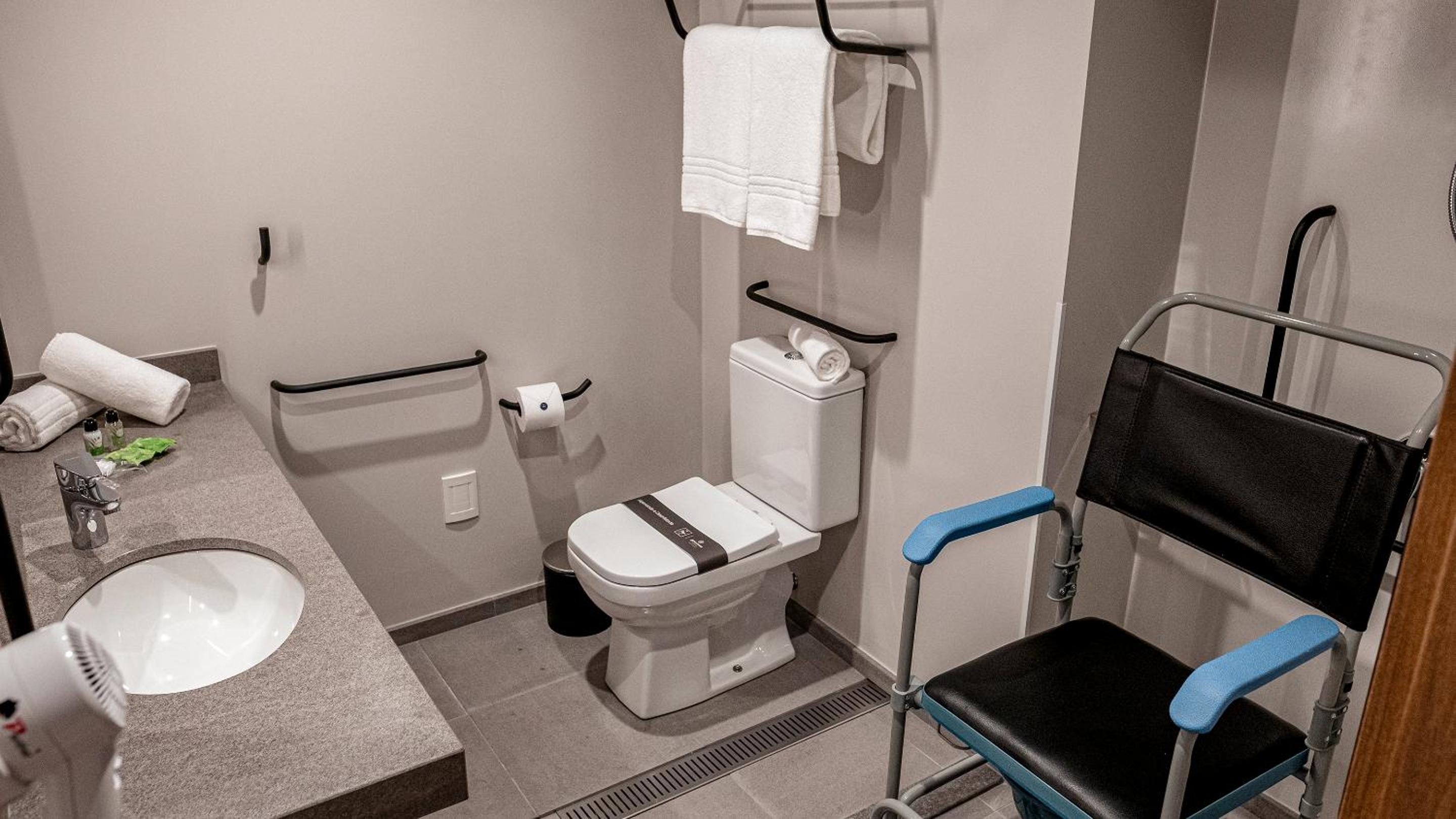 Queen Room - Disability Access photo 3