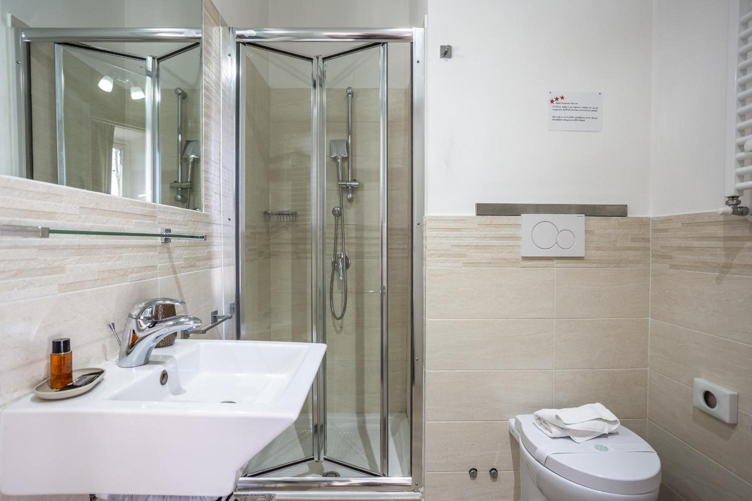 Deluxe Single Room with Balcony photo 3