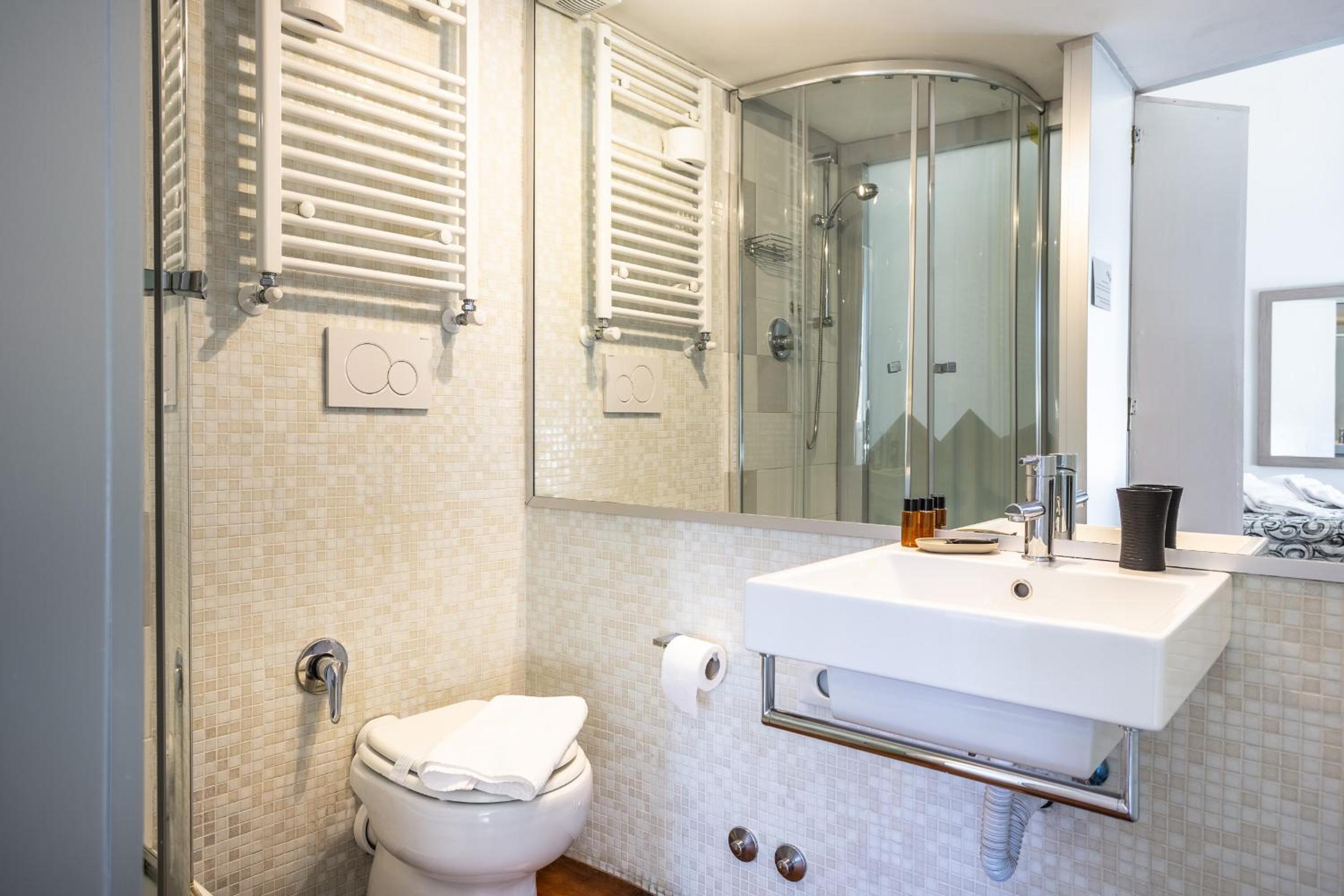 Deluxe Double or Twin Room with City View photo 3