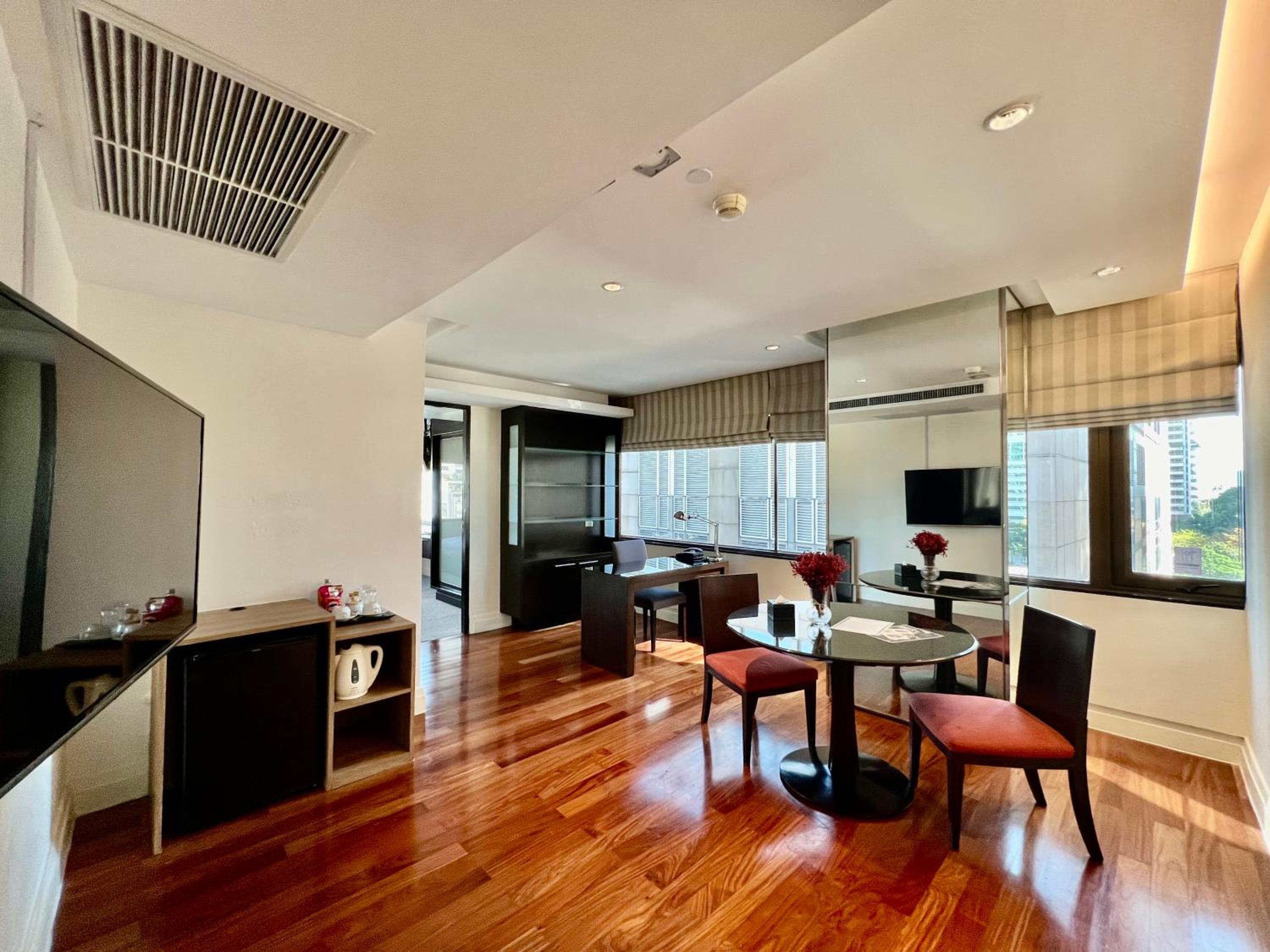 One Bedroom Deluxe Suite photo 3