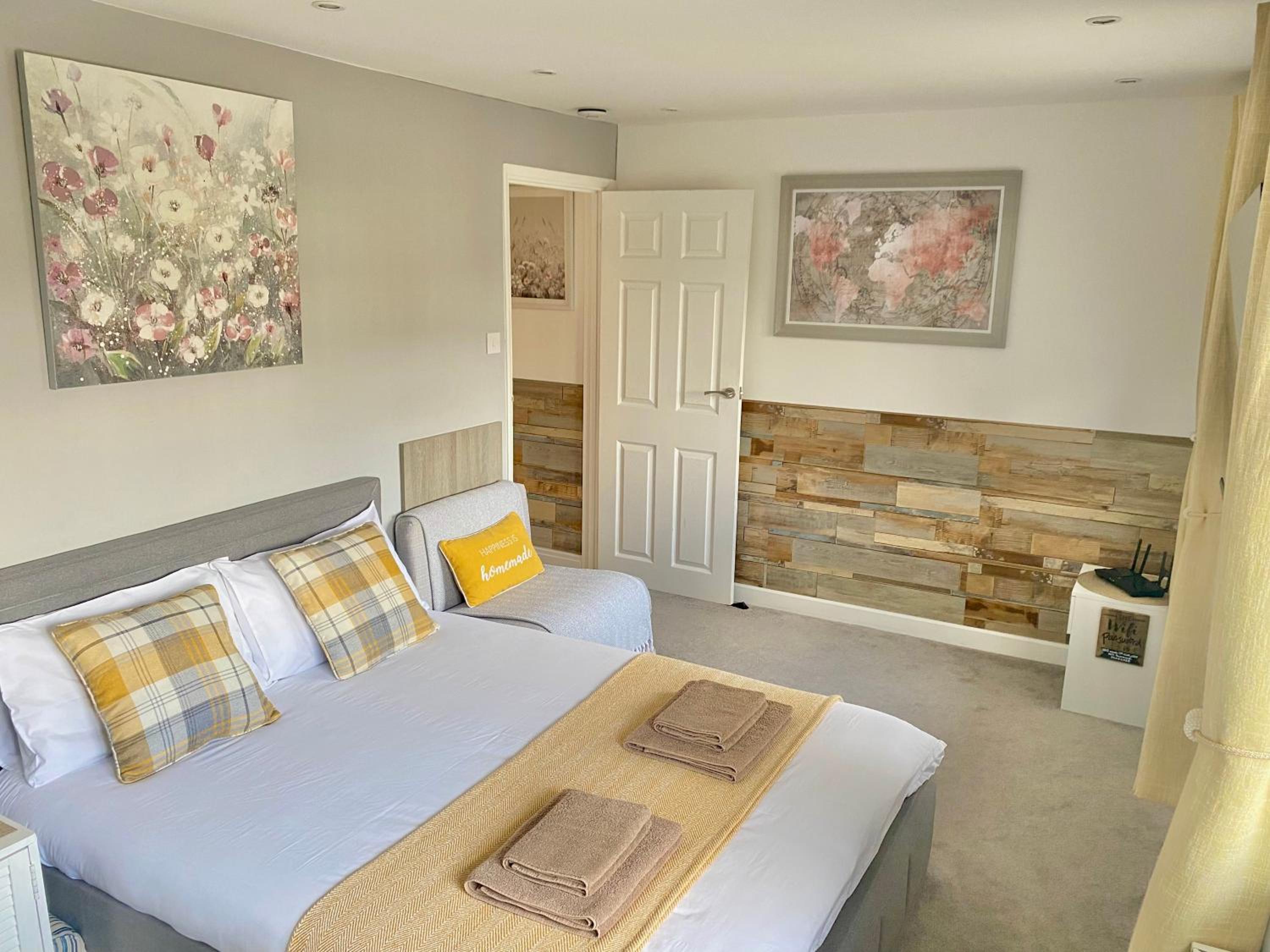 Deluxe Double Room (2 Adults + 1 Child) photo 1