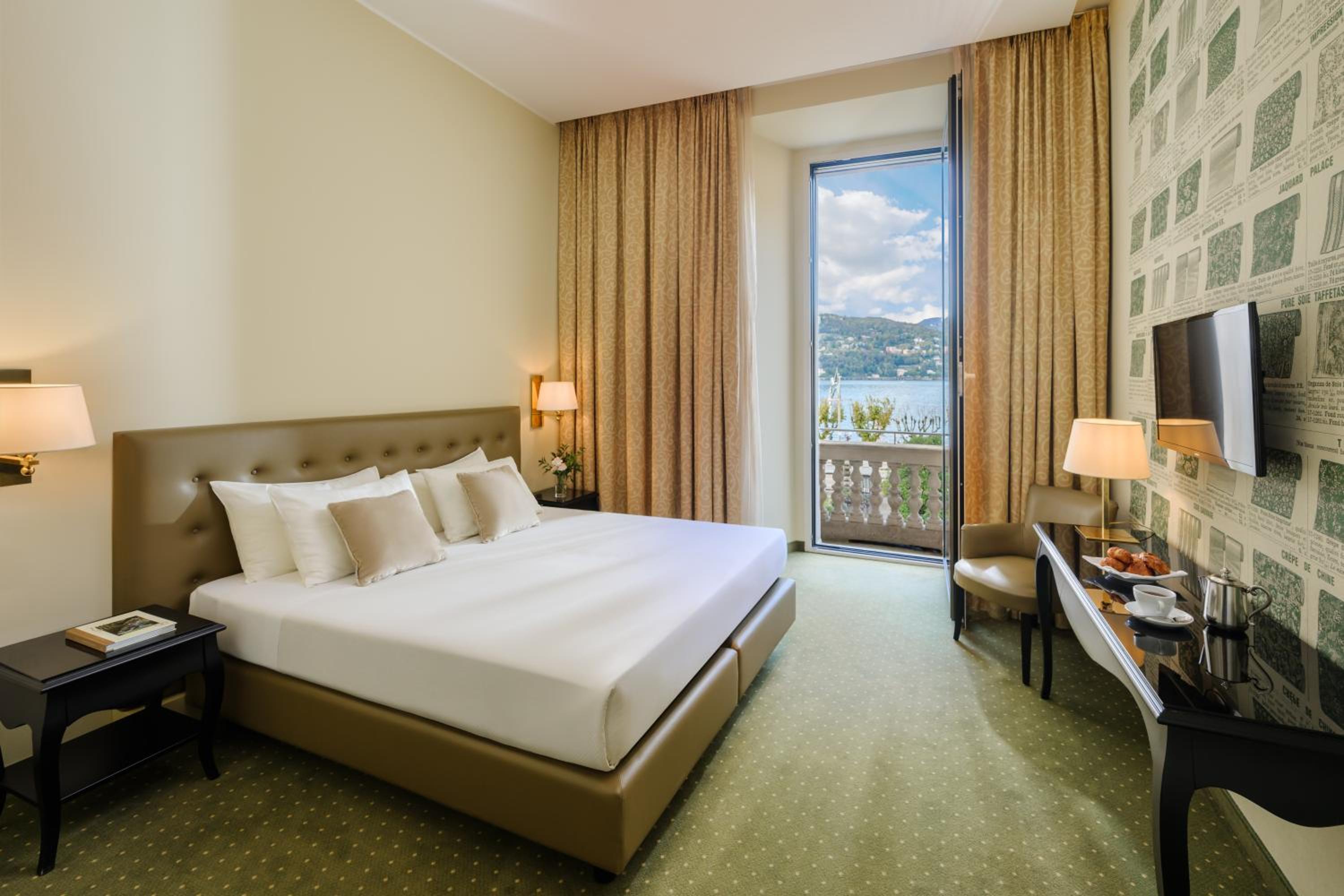 Double Room with Lake View - Photo 1