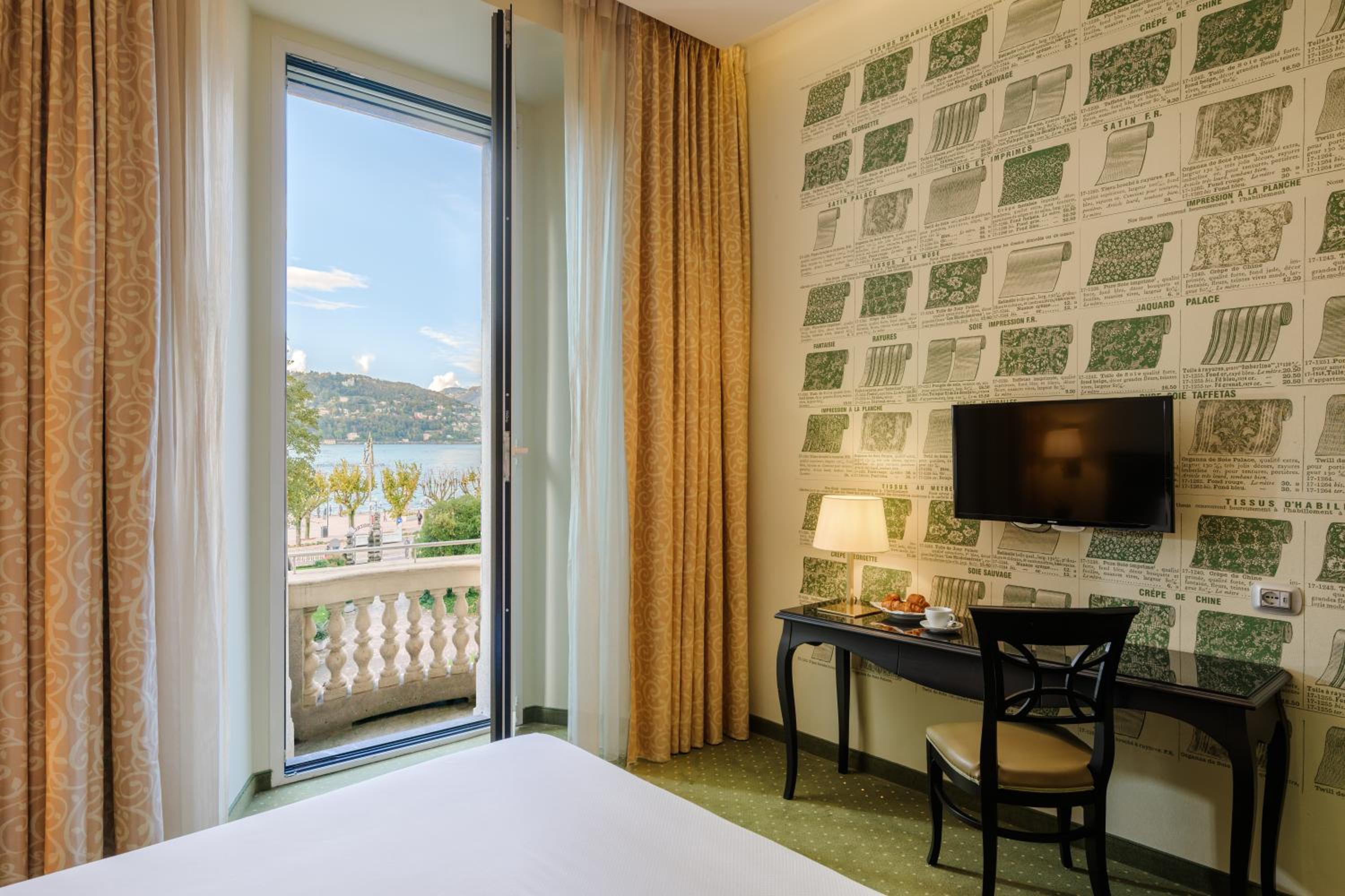 Double Room with Lake View - Photo 4