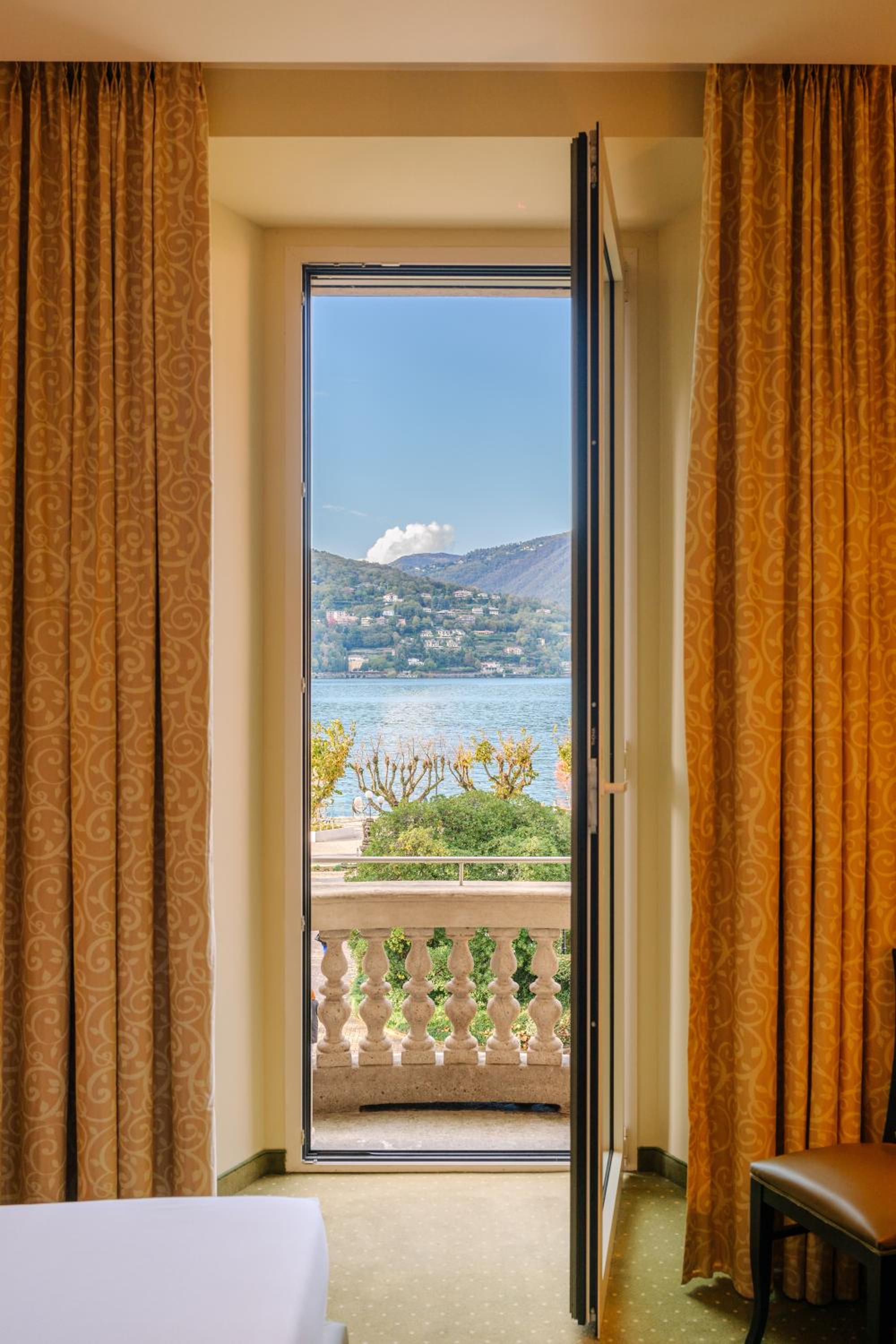 Double Room with Lake View - Photo 3