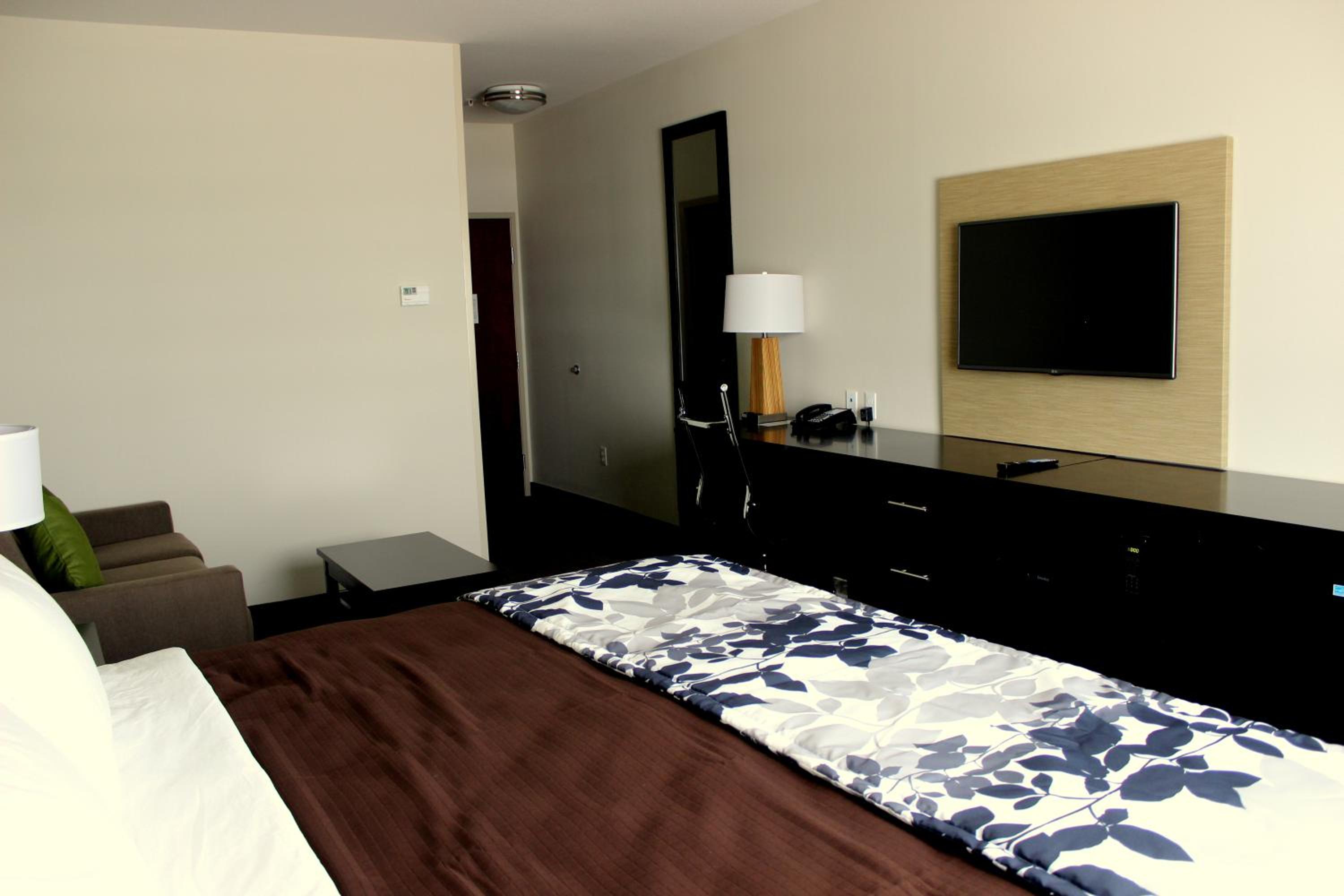 Queen Room with Two Queen Beds - Non-Smoking photo 3