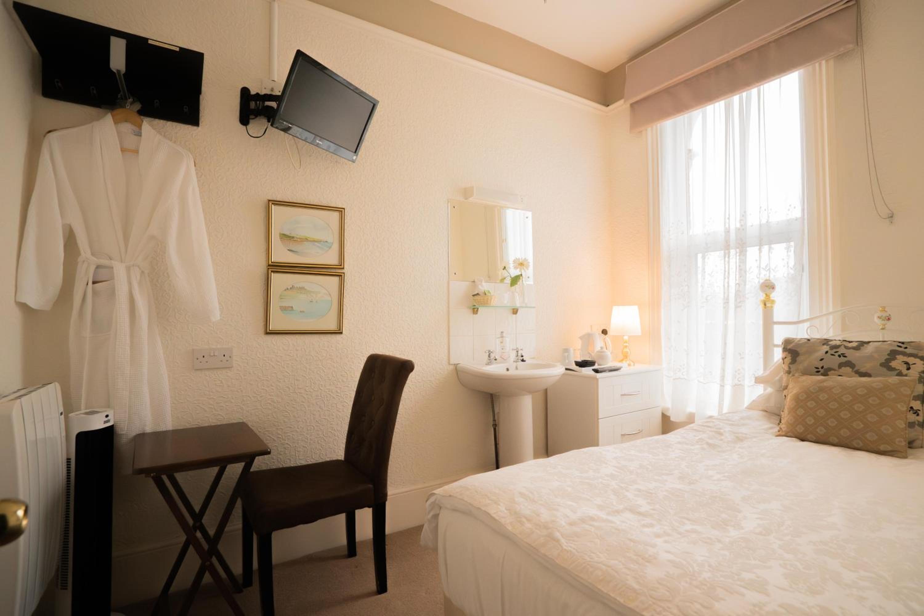 Cozy Single Room with Private Bathroom photo 1