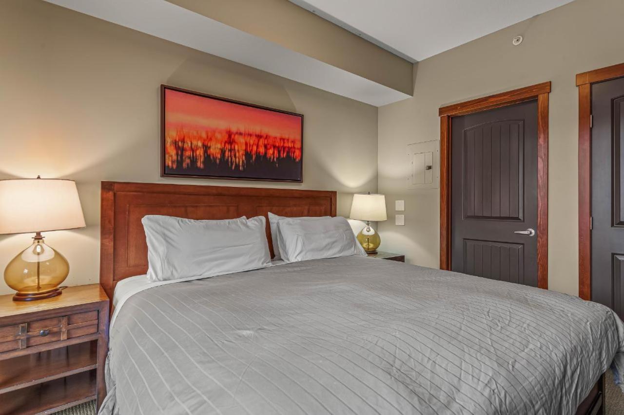 One-Bedroom Apartment with Balcony and Mountain View
