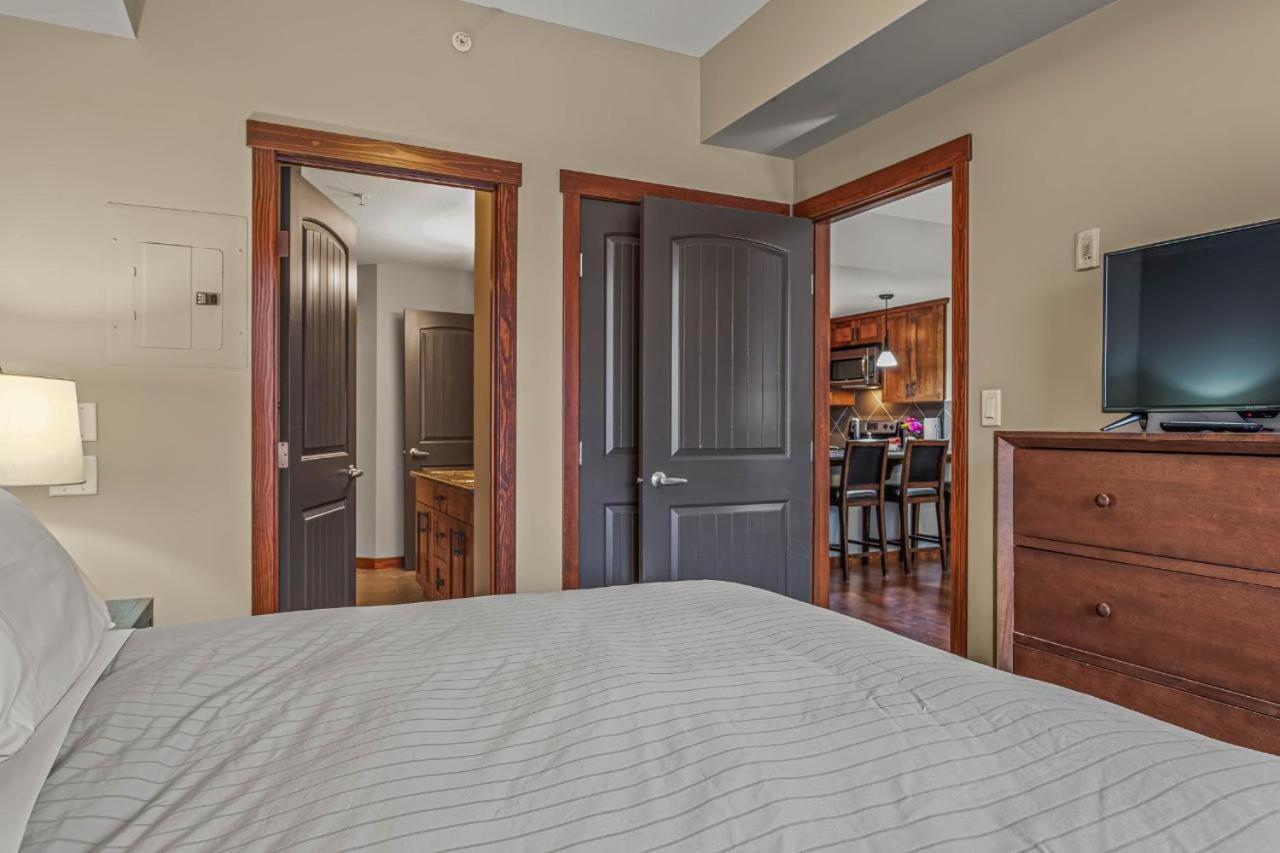 One-Bedroom Apartment with Balcony and Mountain View   photo 3