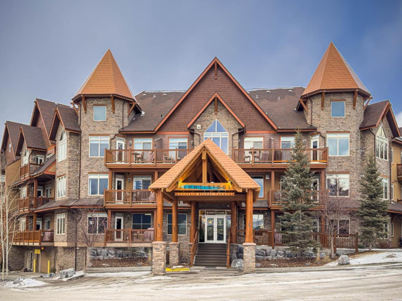 One-Bedroom Apartment with Balcony and Mountain View   photo 2
