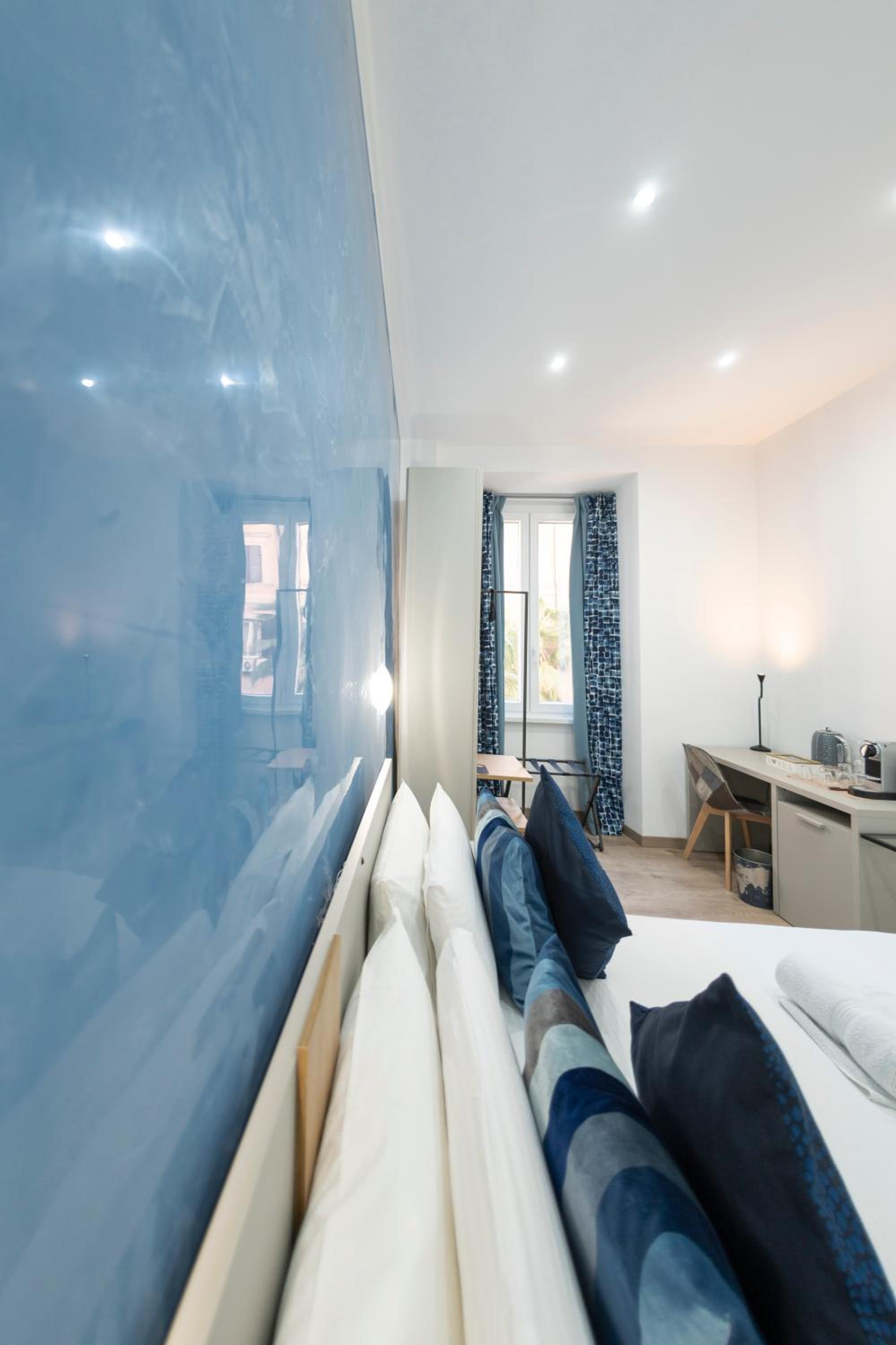 Standard King Room photo 3