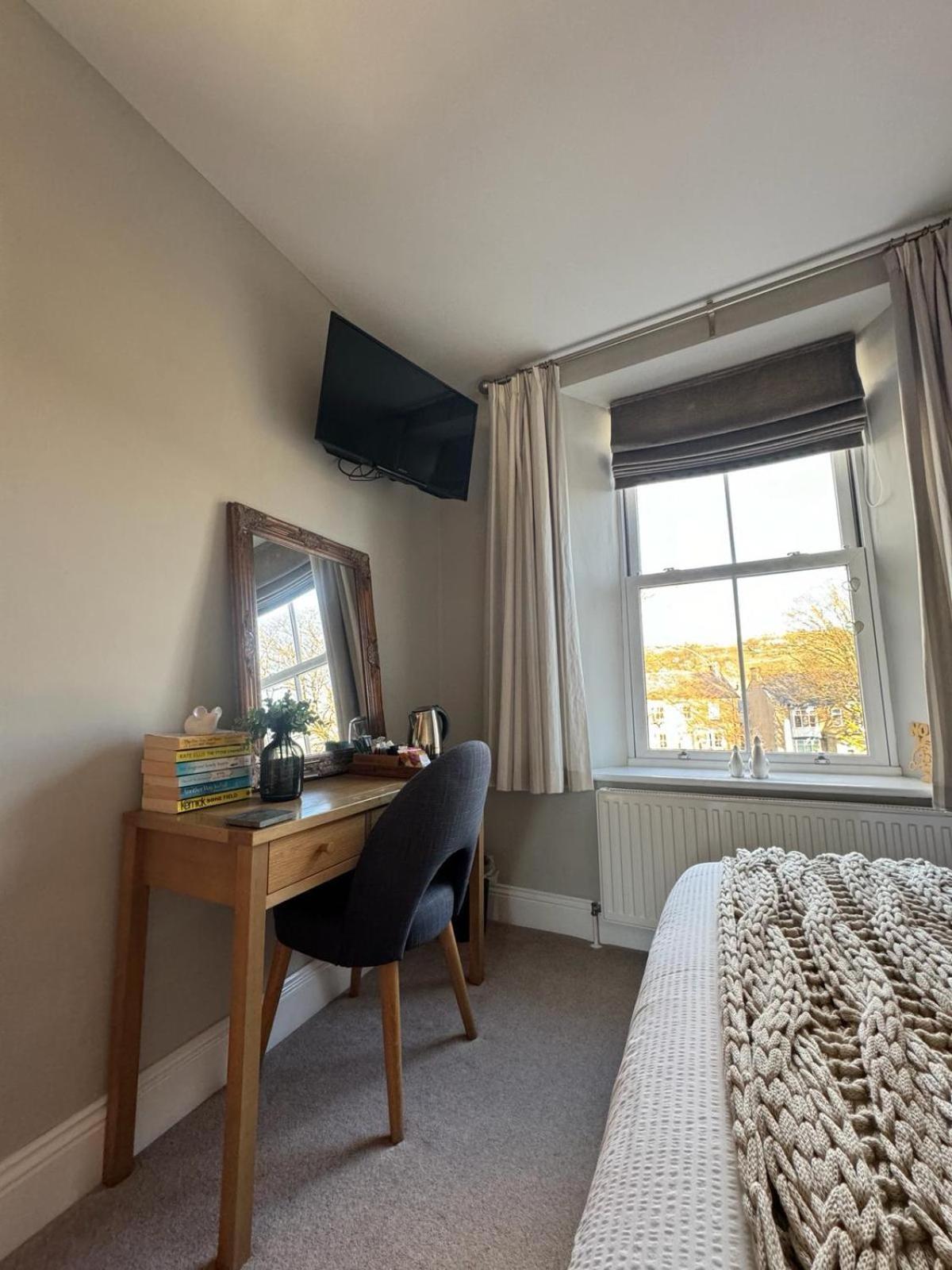 Standard Double Room - Photo 11