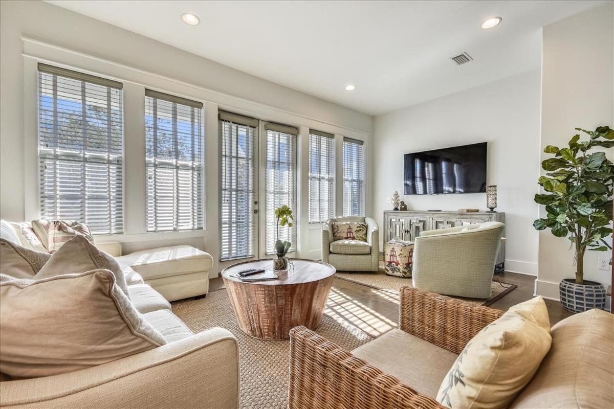 Five-Bedroom House photo 1
