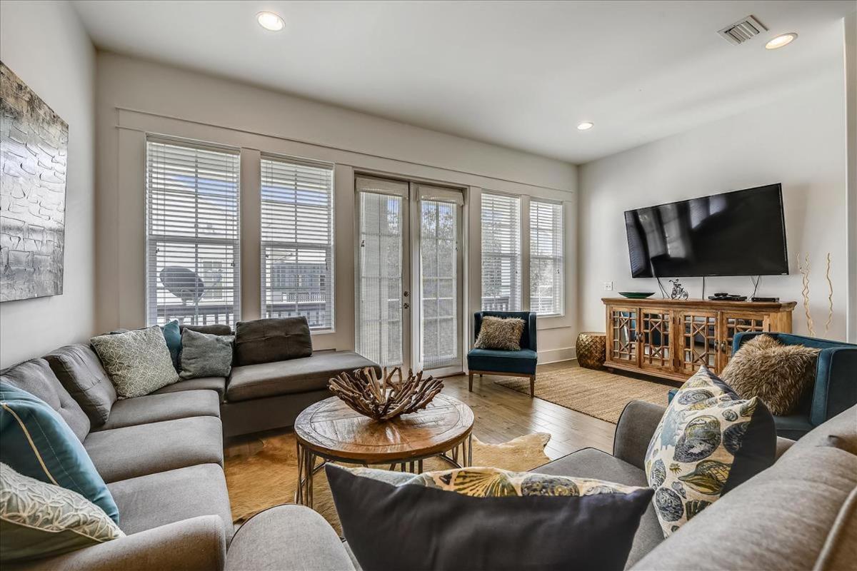 Five-Bedroom House photo 1
